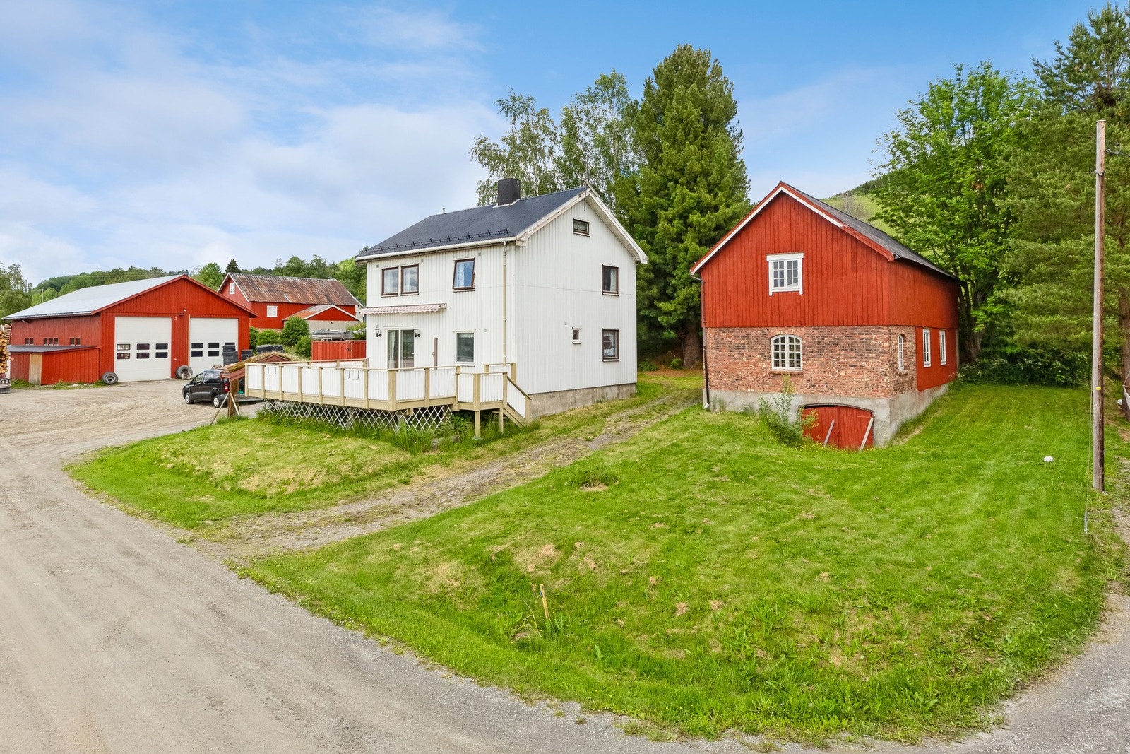 Velkommen til Hyttbakkvegen 216! Et innholdsrikt småbruk med landlig og barnevennlig beliggenhet. Galleribilde