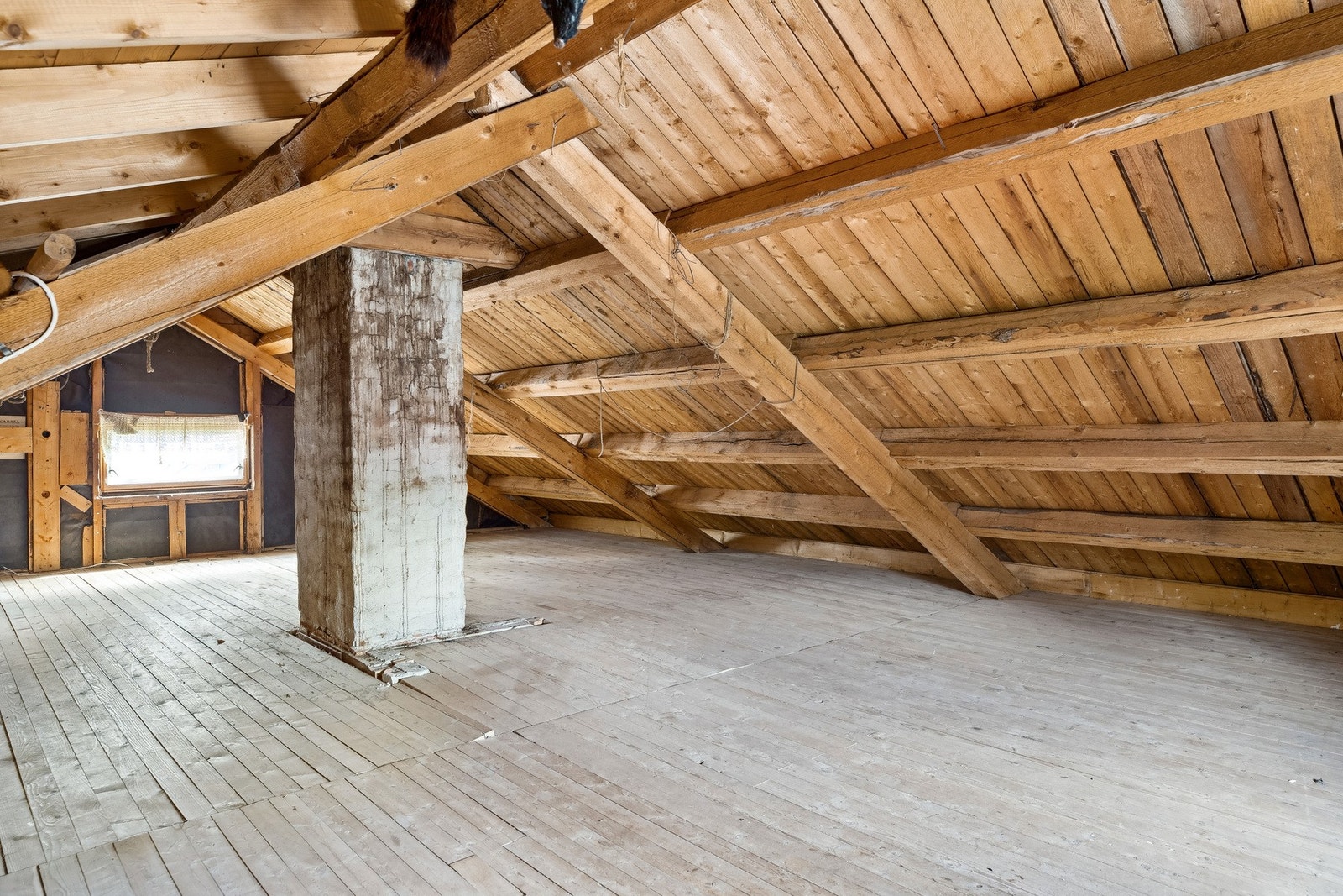 Stort uinnredet loft. Galleribilde
