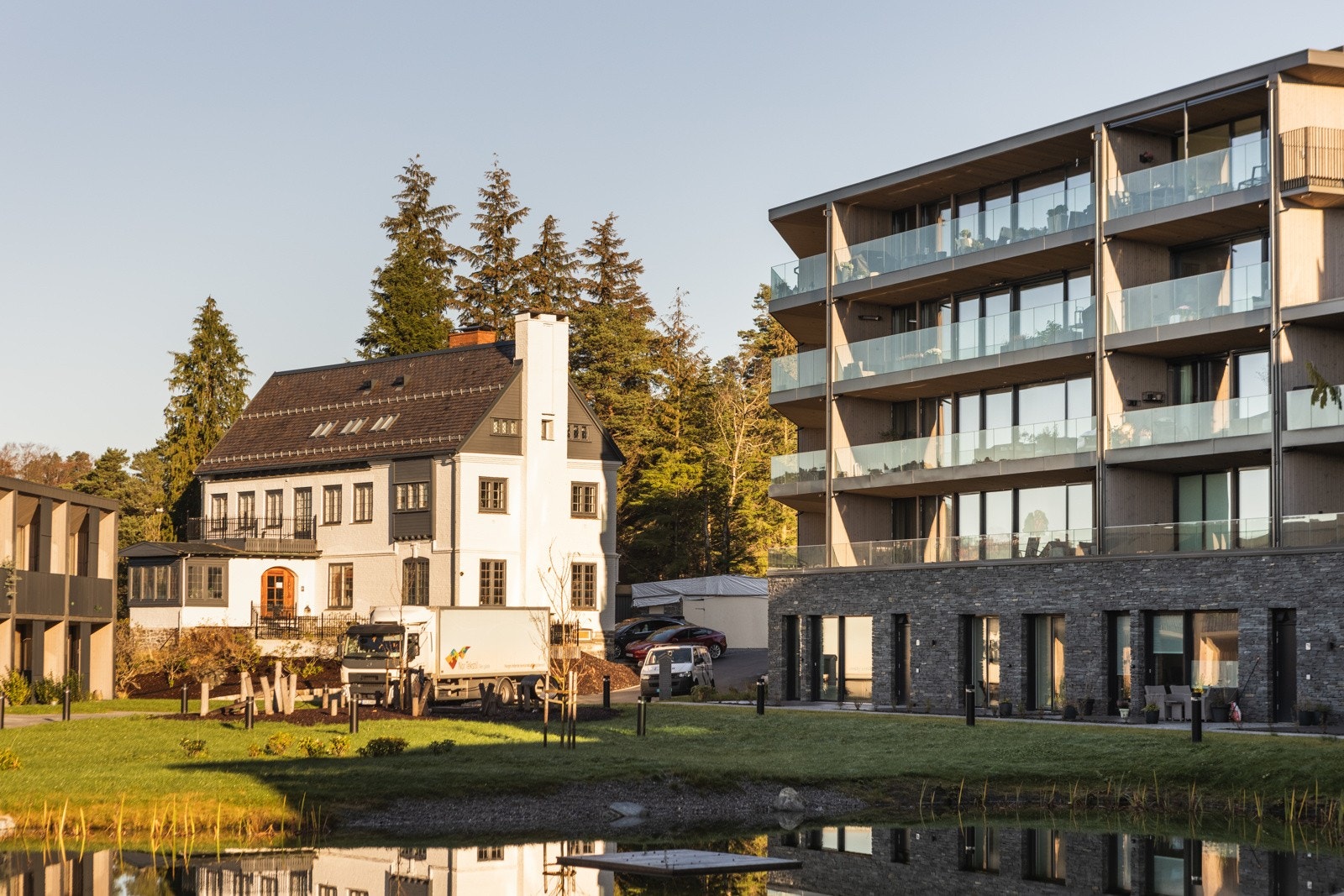 Fra balkongen kan man også se Konow Lund Villaen som byr på "Det gode liv" i form av vertskap med servering, restaurant, bar og uteservering, samt vinkjeller, konferansesenter og gjesteleiligheter. Galleribilde