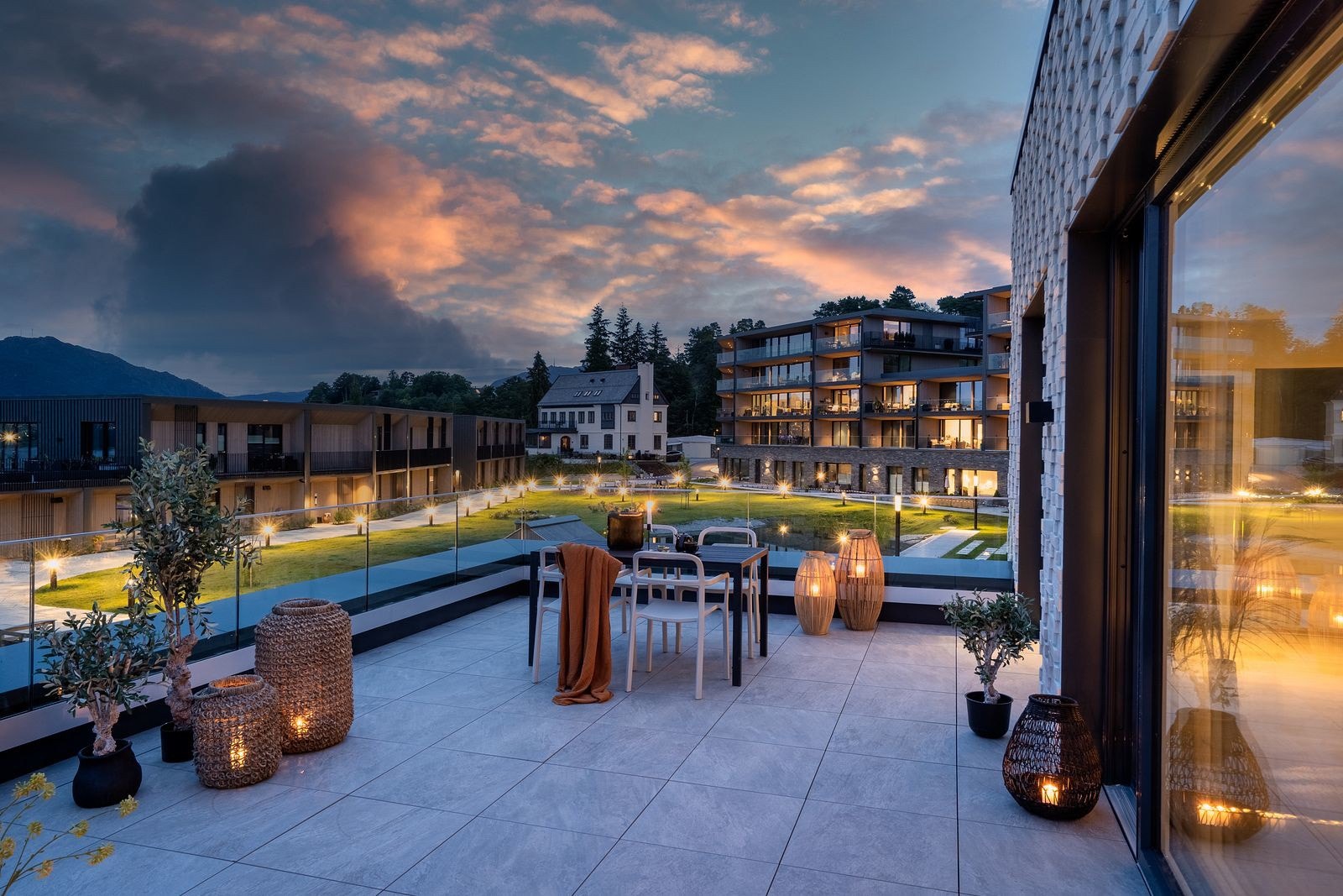 Fra balkongen kan man også se Konow Lund Villaen som byr på "Det gode liv" i form av vertskap med servering, restaurant, bar og uteservering, samt vinkjeller, konferansesenter og gjesteleiligheter. Galleribilde
