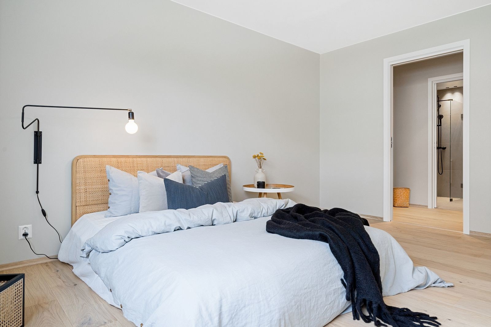 Hovedsoverommet har en "master bedroom"-løsning med tilknytning til eget bad og garderobe. Galleribilde