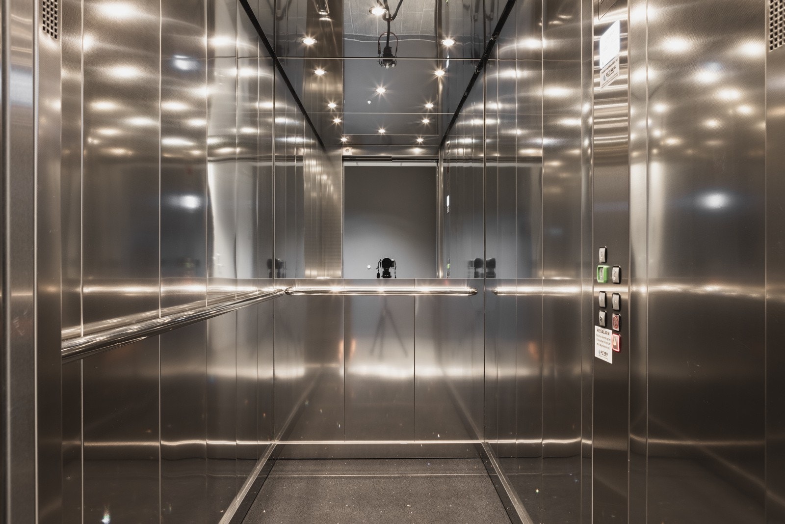 Det er også en heis i bygget som alternativ til trappen. Galleribilde