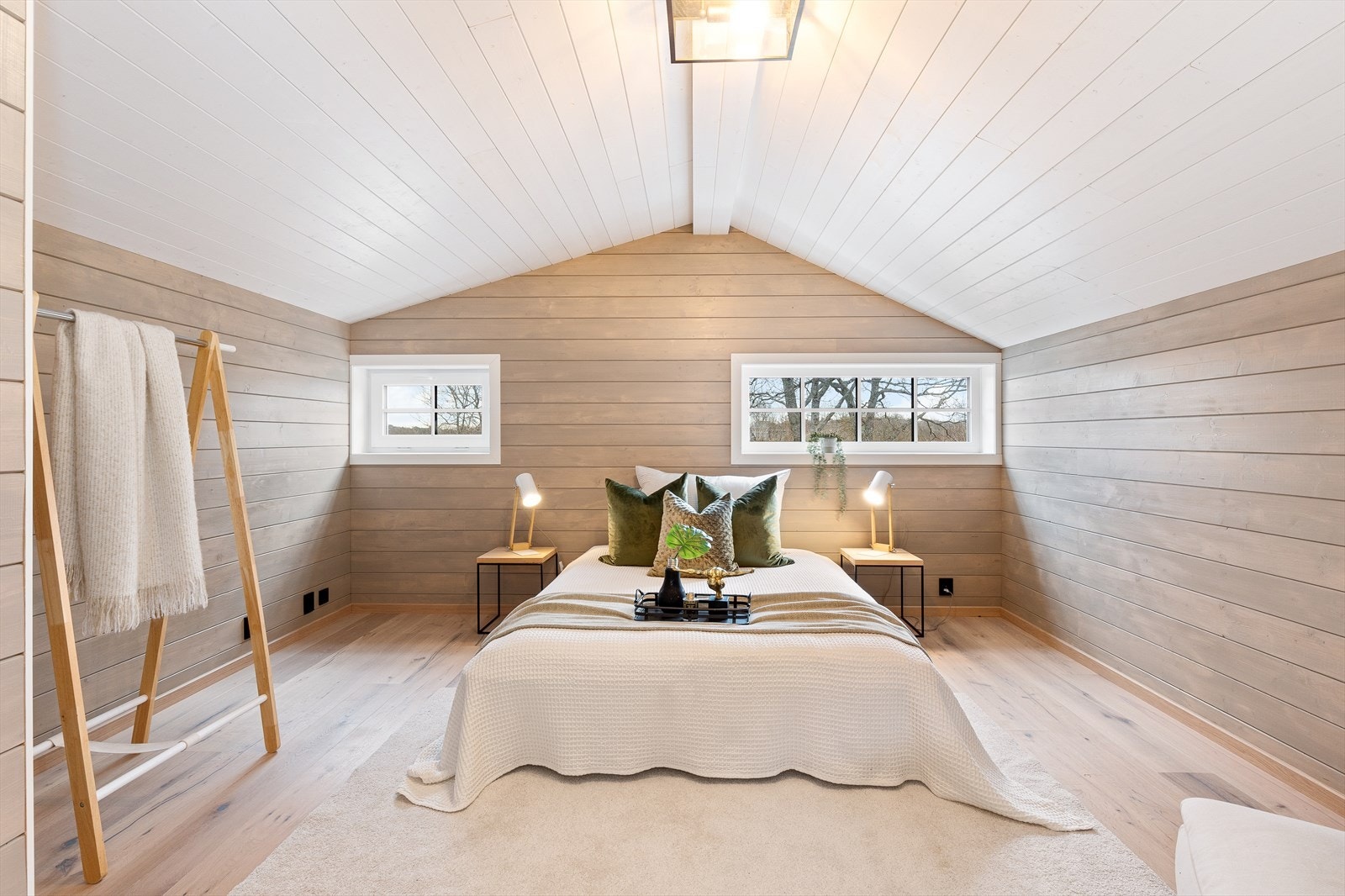 I andre etasje ligger en nydelig loftstue med skråhimling. ( Det er registrert at vindu på soverom/lofstue ikke tilfredsstiller dagens krav til lysåpning med hensyn til rømning.) Galleribilde