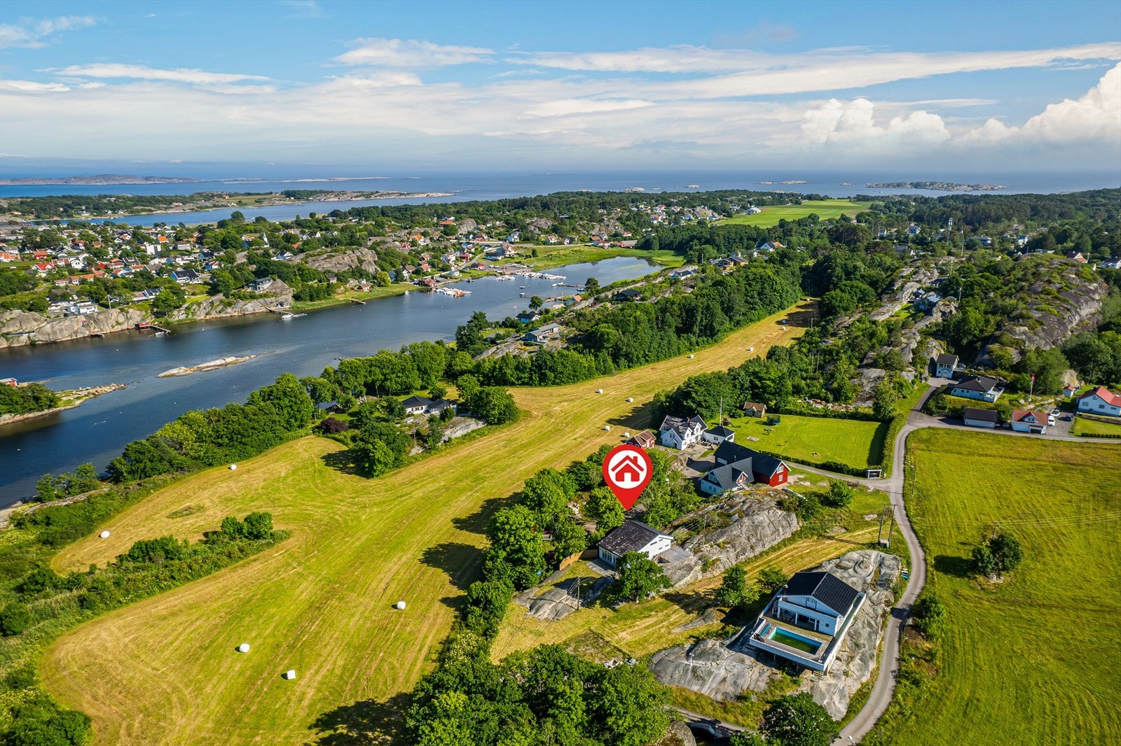 Tomten er på godt over 1,1 mål og gjør et flott inntrykk med velstelte plener og fjell i dagen. Galleribilde