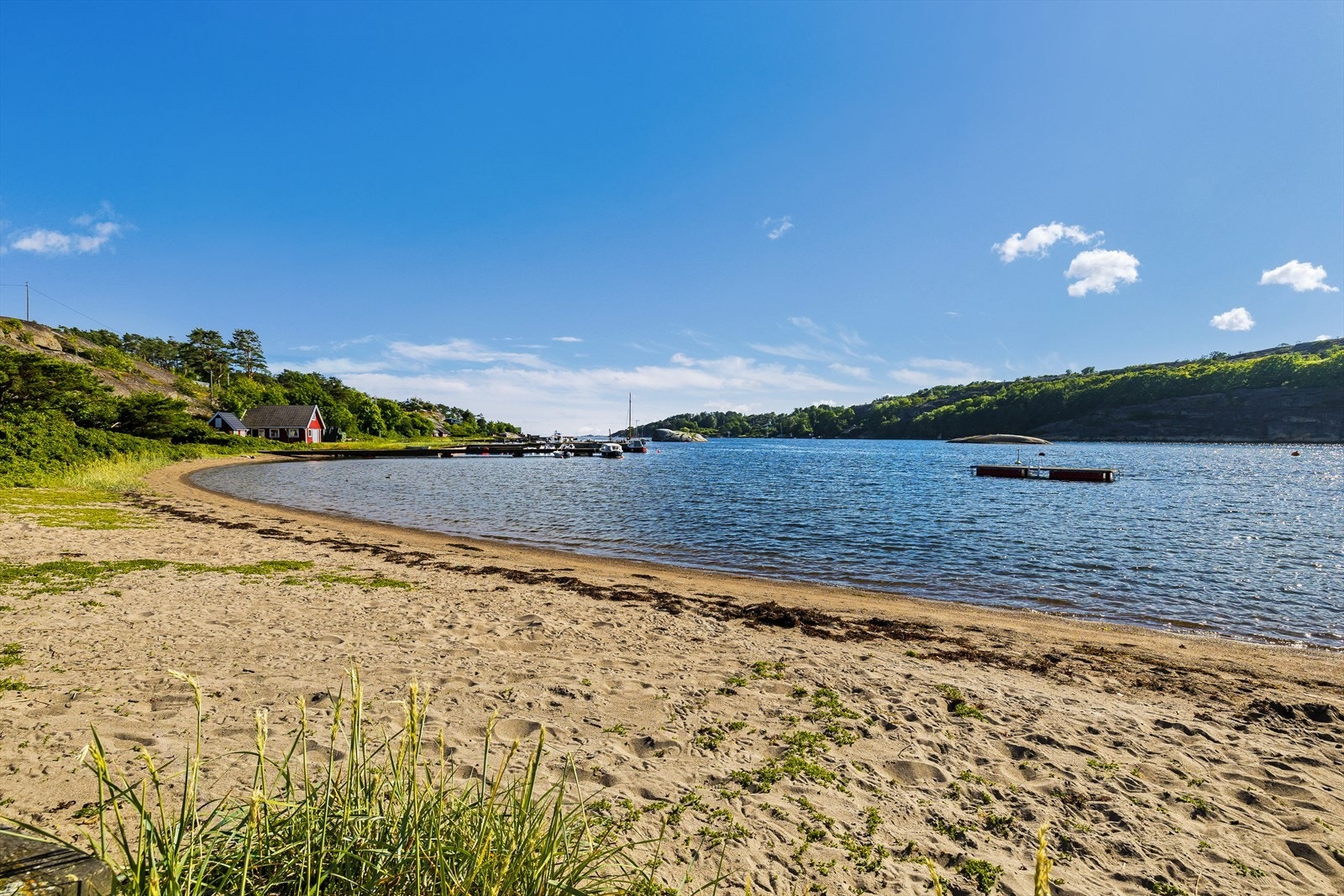 Fra hytta er det bare tre minutter til Risbrua (mot Røssesund) med en flott sandstrand, badebrygge og båtforening. Galleribilde