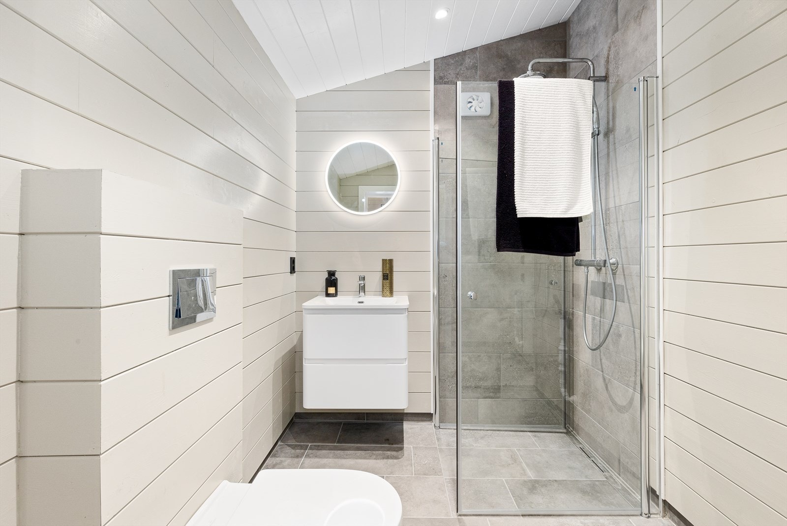 Det ene badet i første etasje er kombinert som vaskerom. Galleribilde
