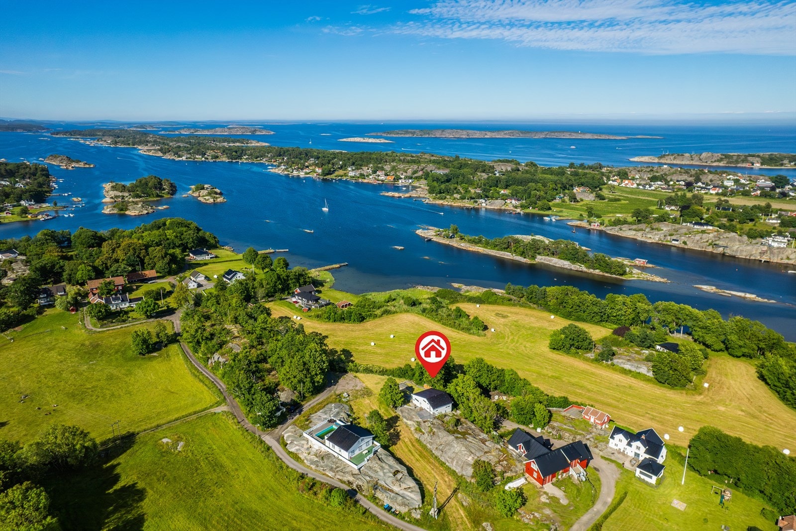 Velkommen til Nesgårdsveien 30, en nydelig hytte fra 2022 med god planløsning over to etasjer. Galleribilde