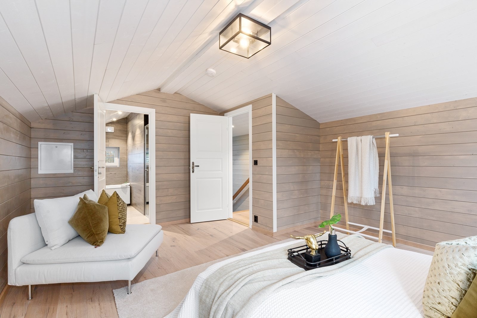 Loftstuen ligger tilknyttet trapperom og et lekkert bad. Galleribilde