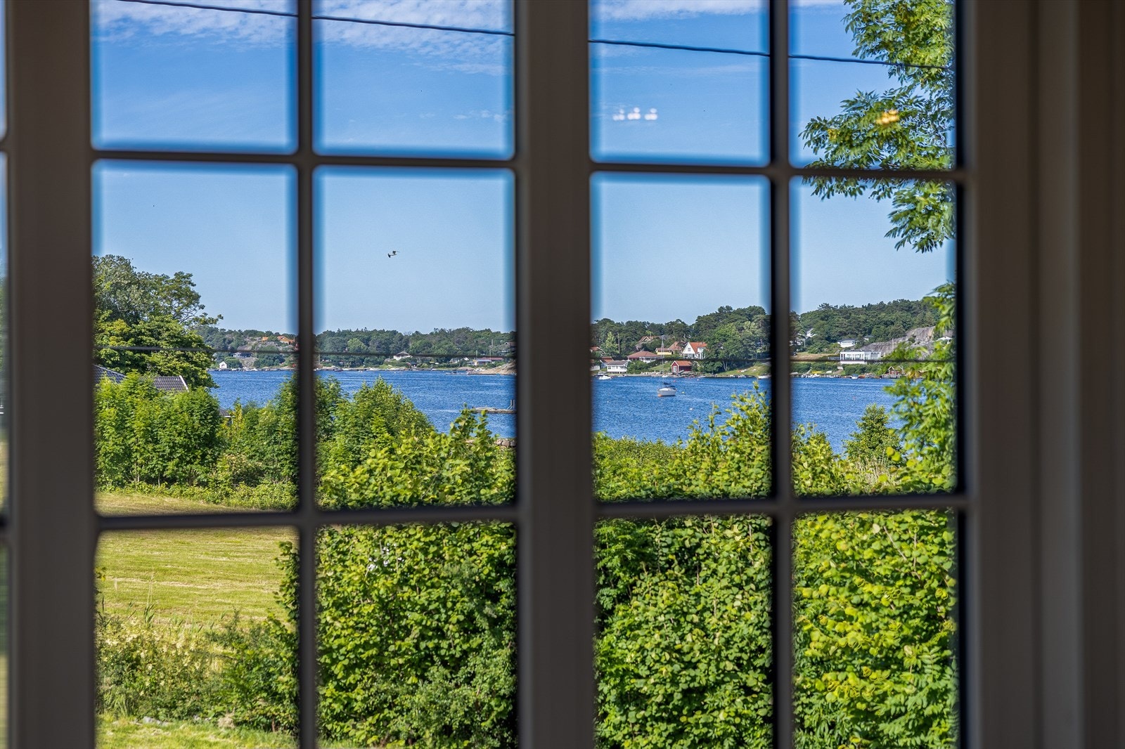 De store vindusflatene lar den vakre utsikten får spille hovedrollen. Galleribilde