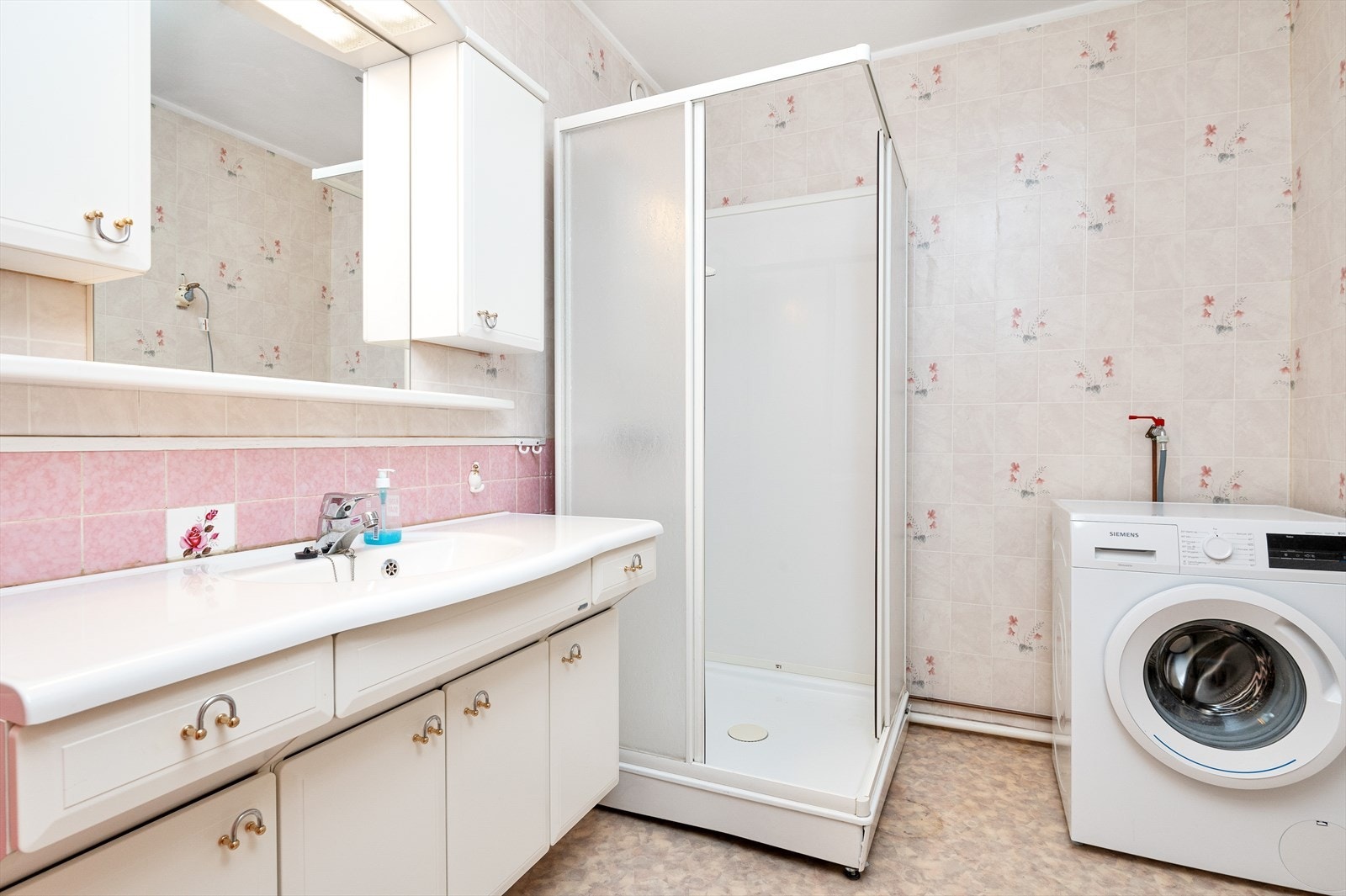 Badet er på 5 kvm og ligger praktisk til i leiligheten. Galleribilde