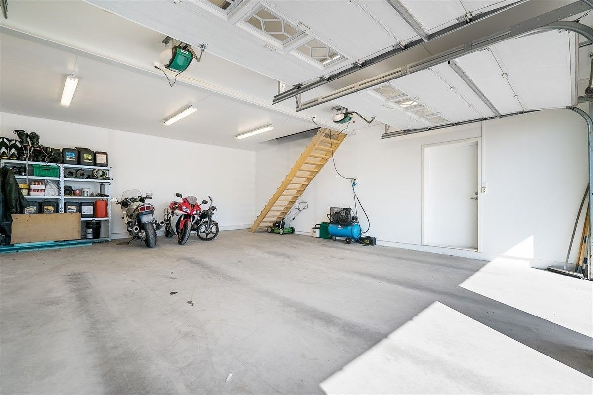 Stor garasje. Elbillader i garasje. Loft i garasje og verksted ved siden av følger ikke med - avlåst Galleribilde