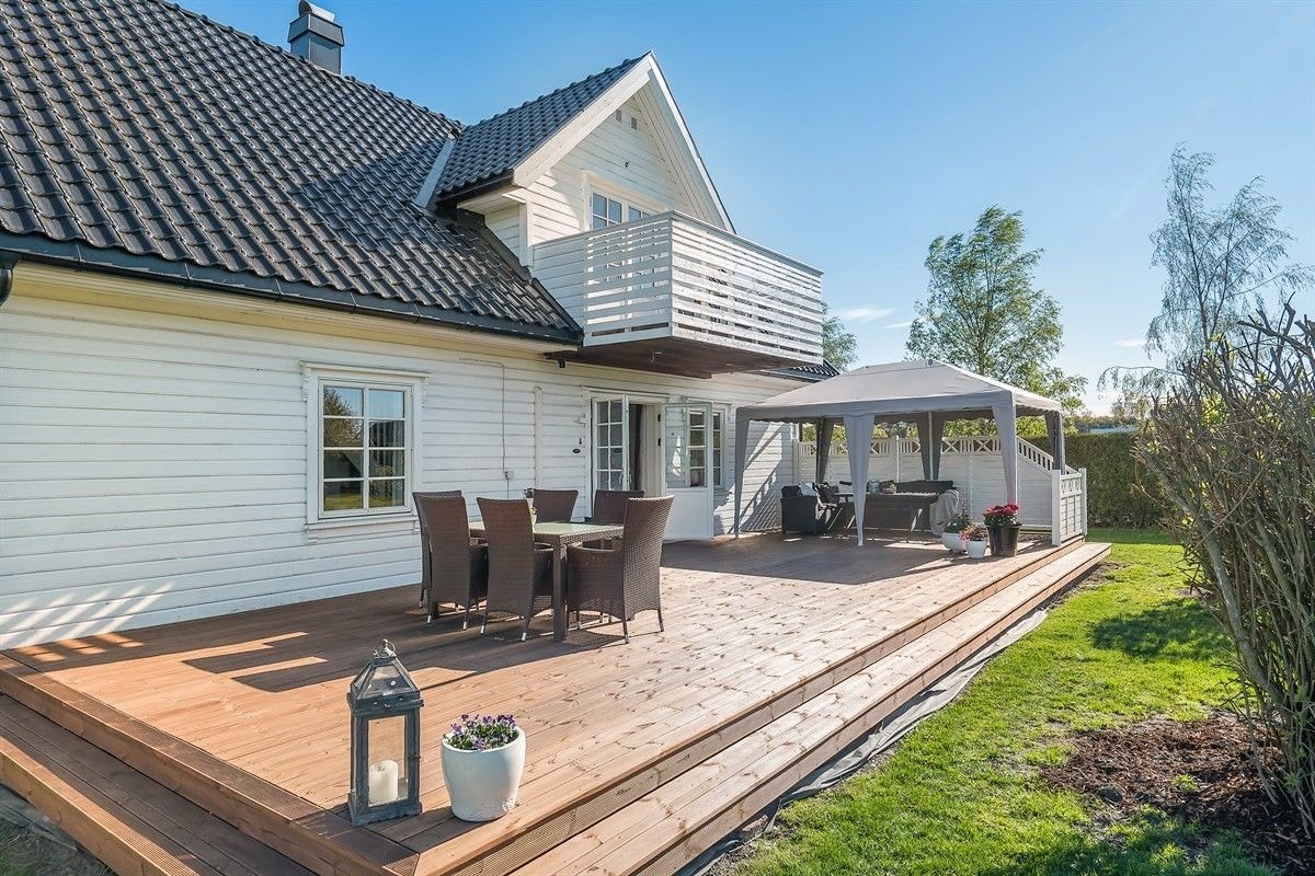 Stor og flott terrasse! Gode solforhold og fin utsikt! Galleribilde