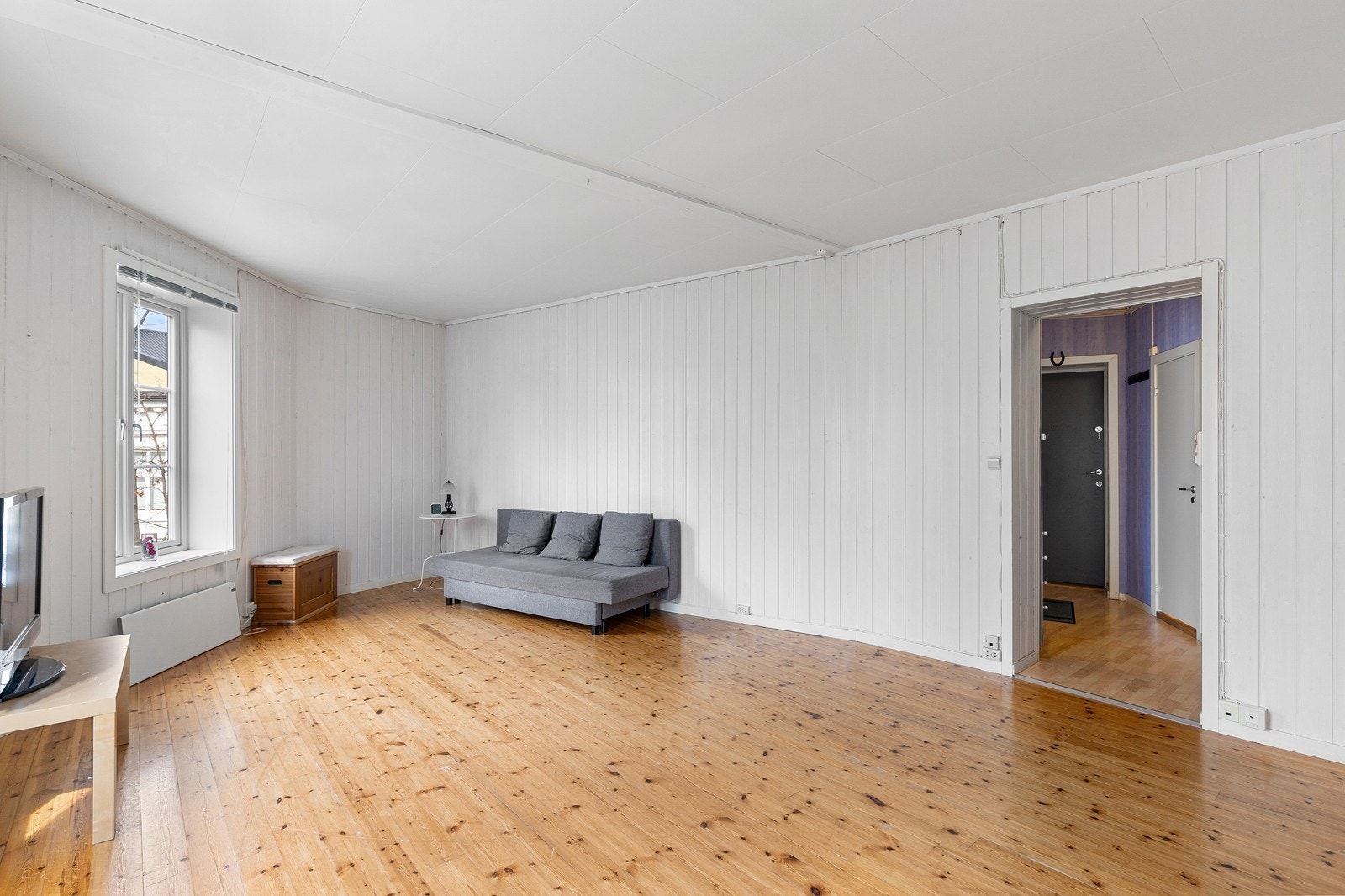 Lys og tiltalende stue med store vinduer som sørger for gode lysforhold. Sofa medfølger. Galleribilde