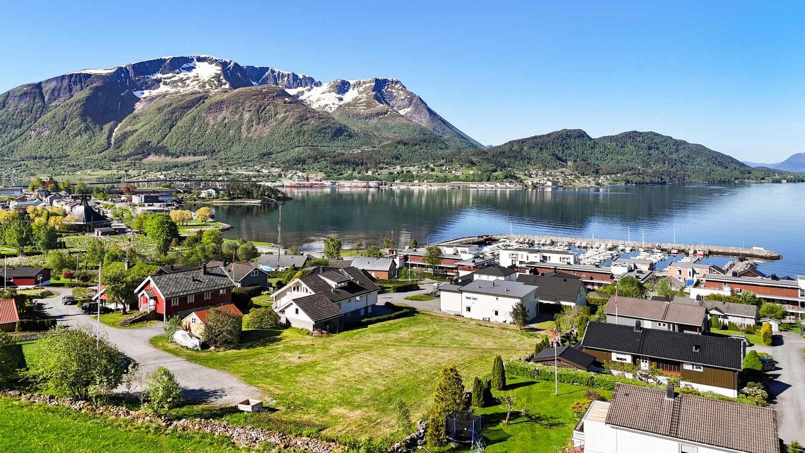 Dette er en gyllen mulighet for deg som går med tanker om å bygge drømmeboligen, og samtidig gjøre dette på en meget attraktiv beliggenhet. Galleribilde