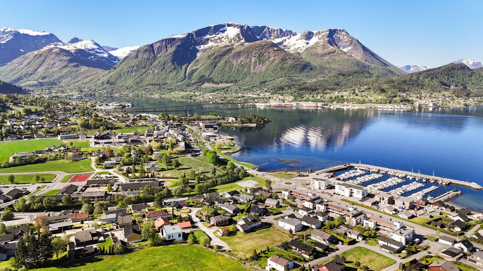 Fra tomten er det kort gangavstand til både skoler, idrettsanlegg og sentrum. Galleribilde