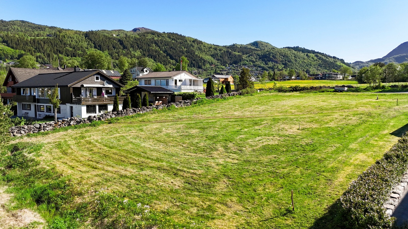 Tomten ligger i lett skrående terreng og anses som enkel å opparbeide. Galleribilde