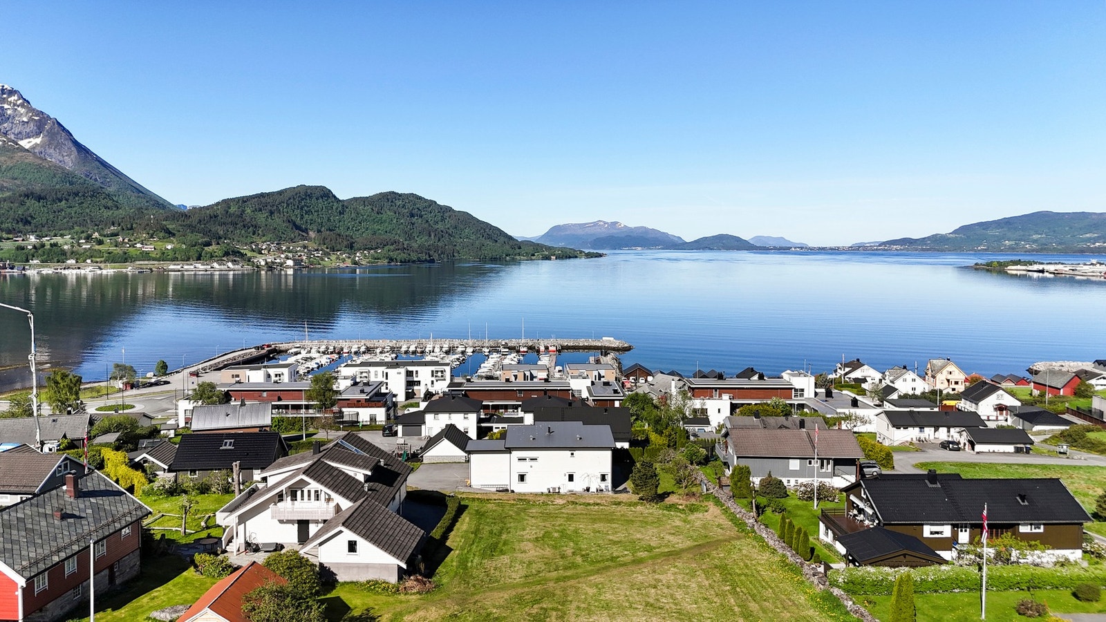 Tomten har vestvendt orientering. Galleribilde