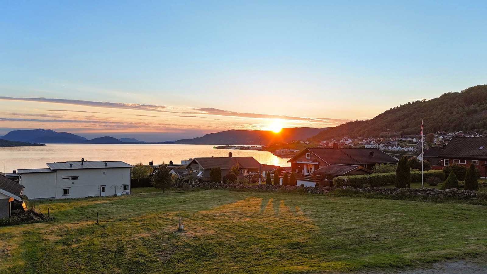En av mange solnedganger på Skjerva. På sommerstid kan du nyte solen fra cirka 06:00 til cirka 22:30. Galleribilde