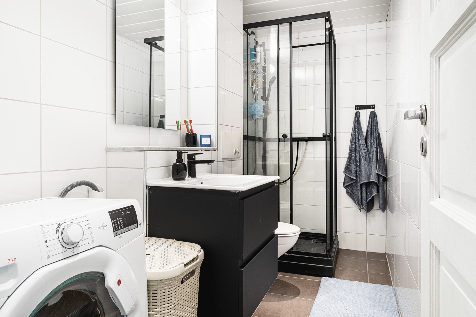 Flott bad av god størrelse! Her er det godt med plass til både vaskemaskin og tørketrommel. Galleribilde