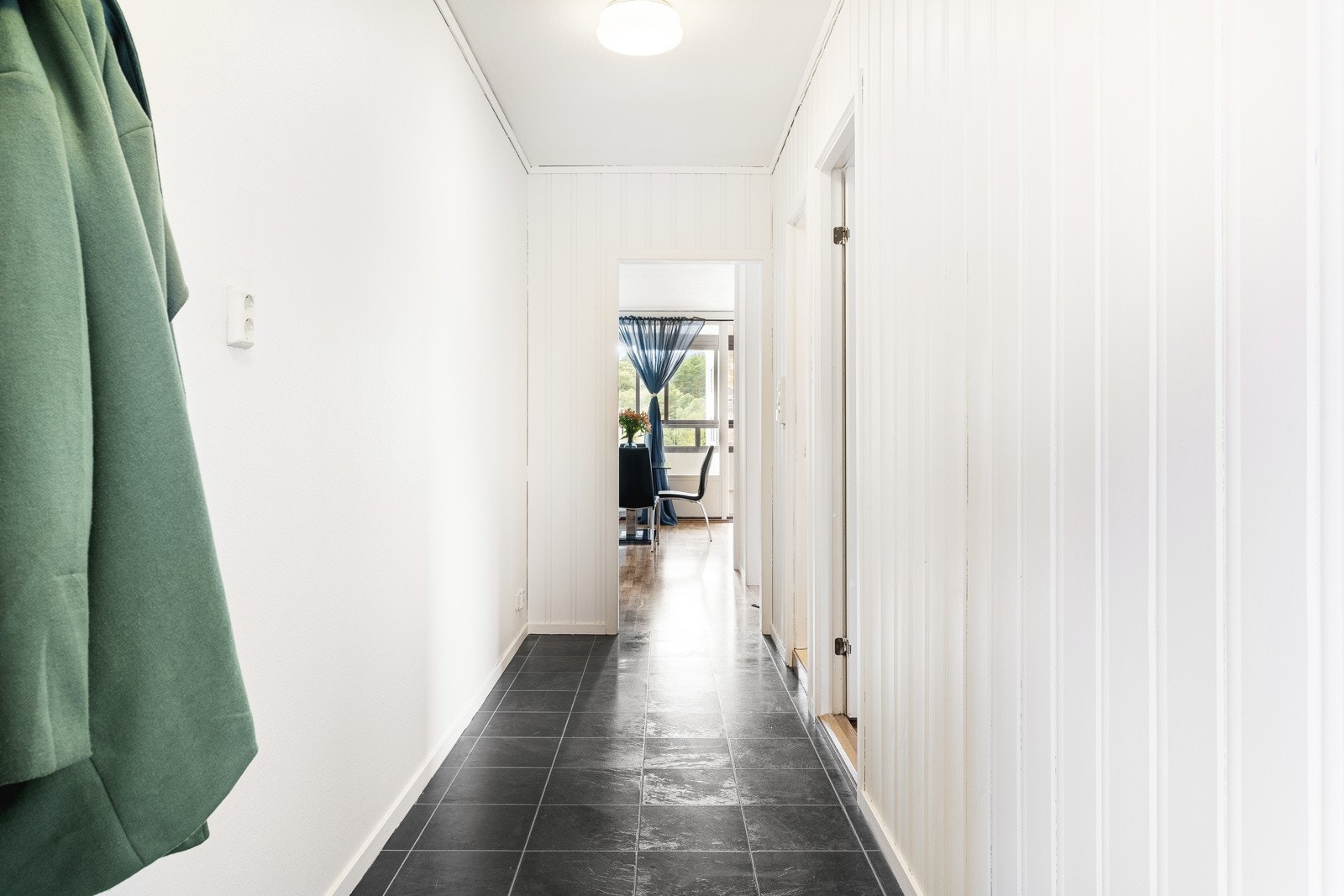 Romslig gang med god plass til både yttertøy og sko. Galleribilde