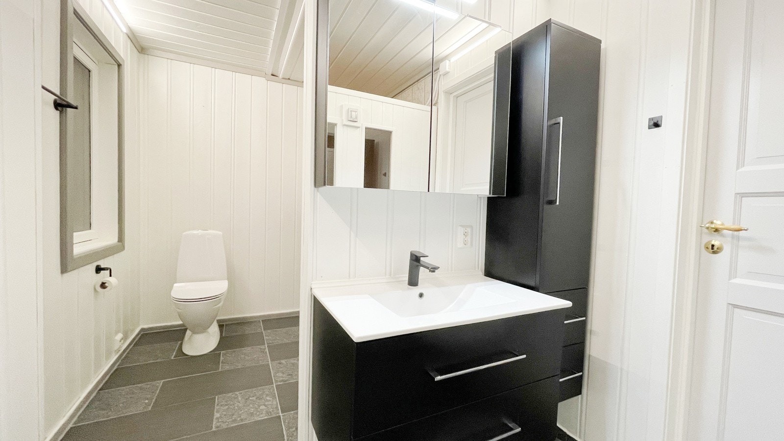 Eier har åpnet opp mellom do og bad Galleribilde