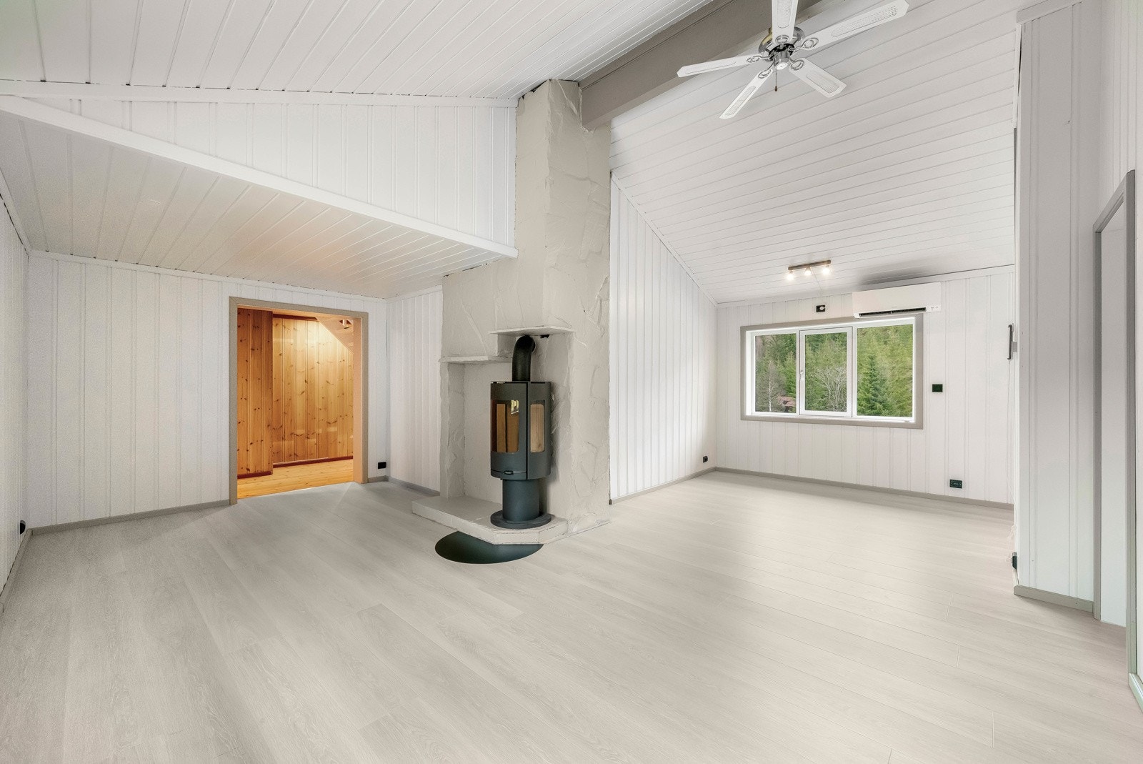 Peisovn og varmepumpe i stua Galleribilde