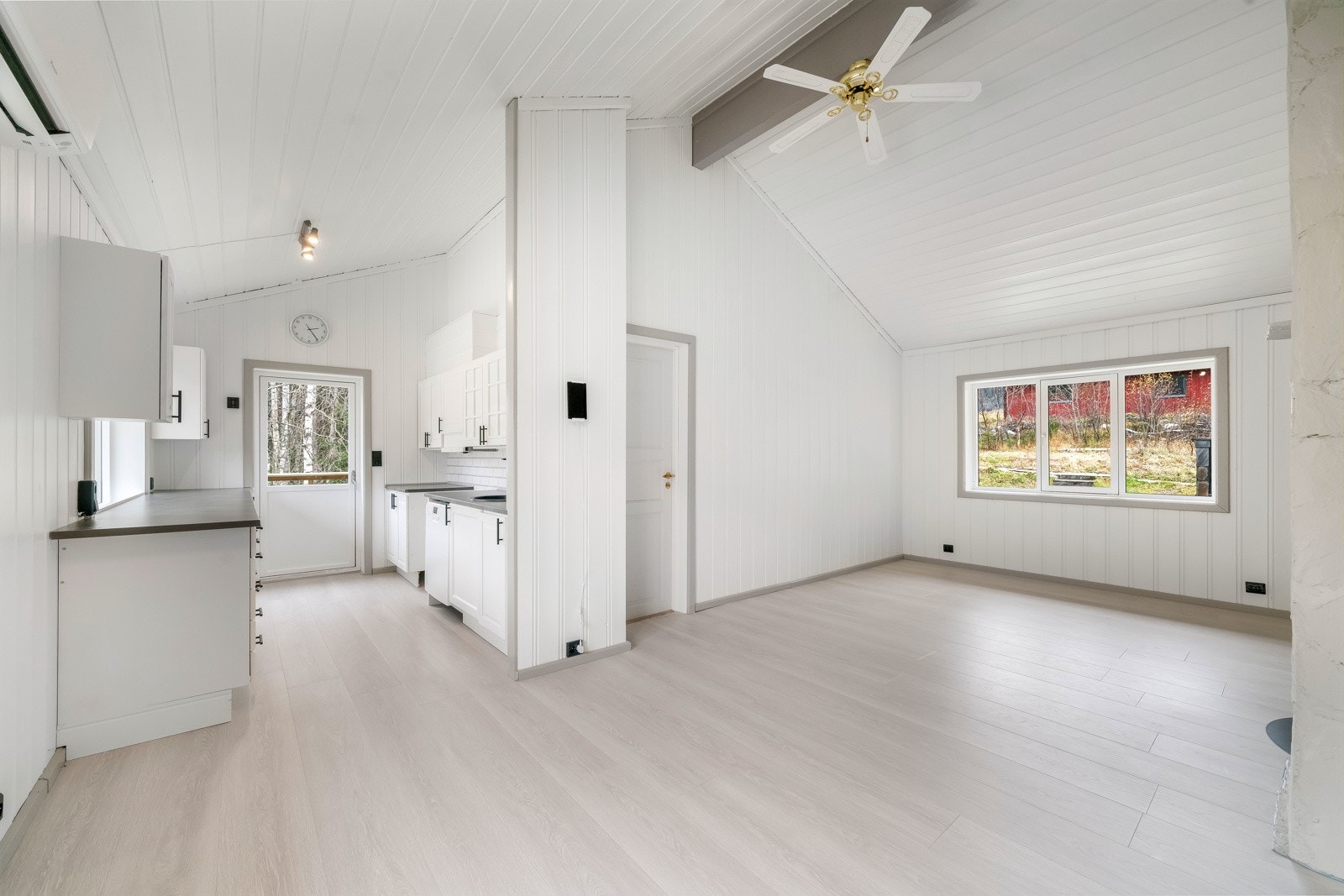 Stue- kjøkkenløsning med utgang til østvendt veranda Galleribilde