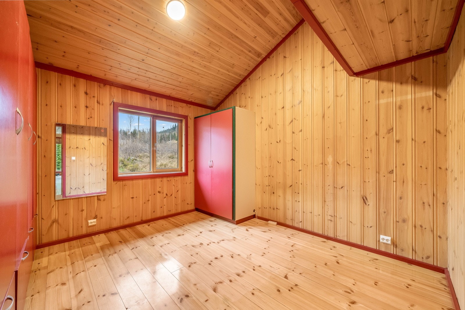 Soverom 1 har godt med skapplass Galleribilde