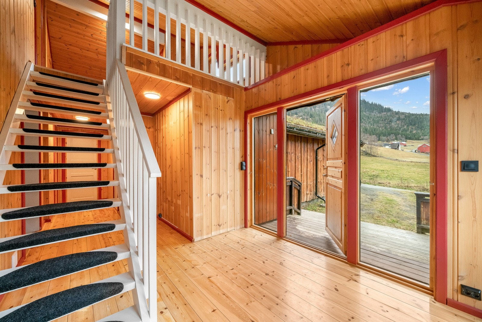 Trapp opp til loftsetasje med ekstra soverom, loftstue og toalett Galleribilde