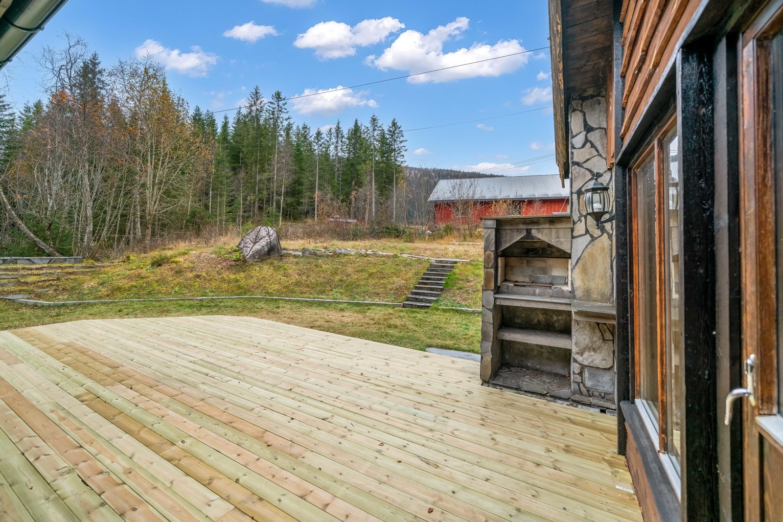 Terrasseplattingen er nylig lagt av eier Galleribilde