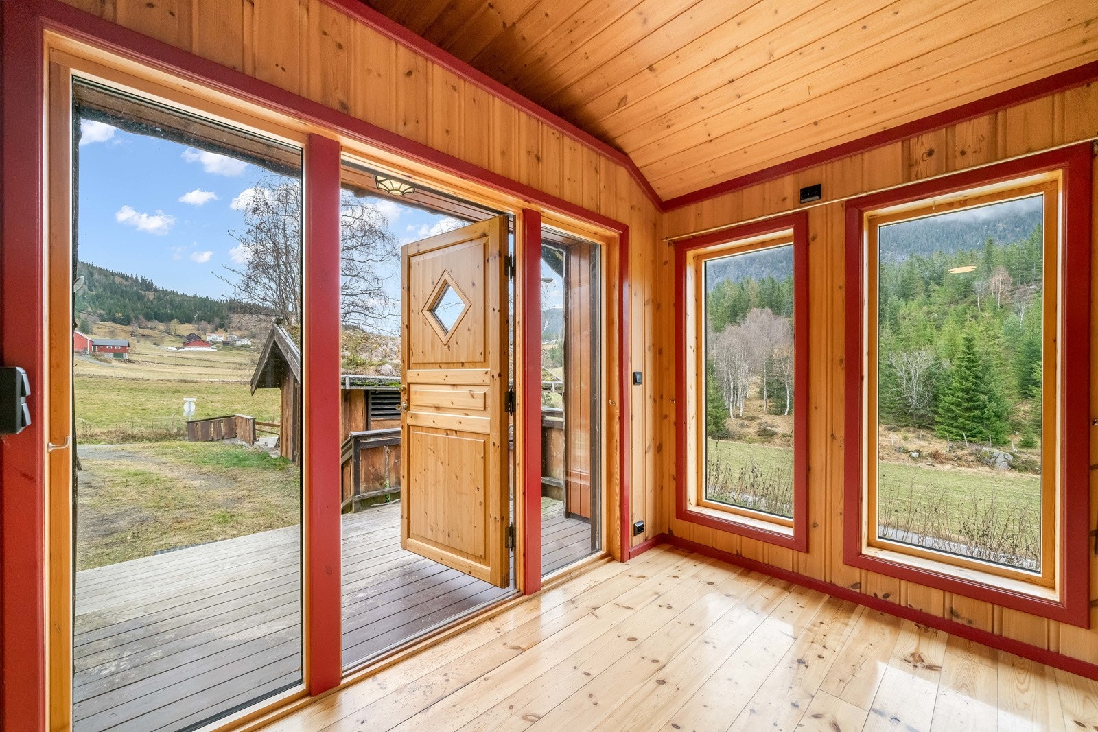 Velkommen inn. Gangen har store gode vinduer. Galleribilde