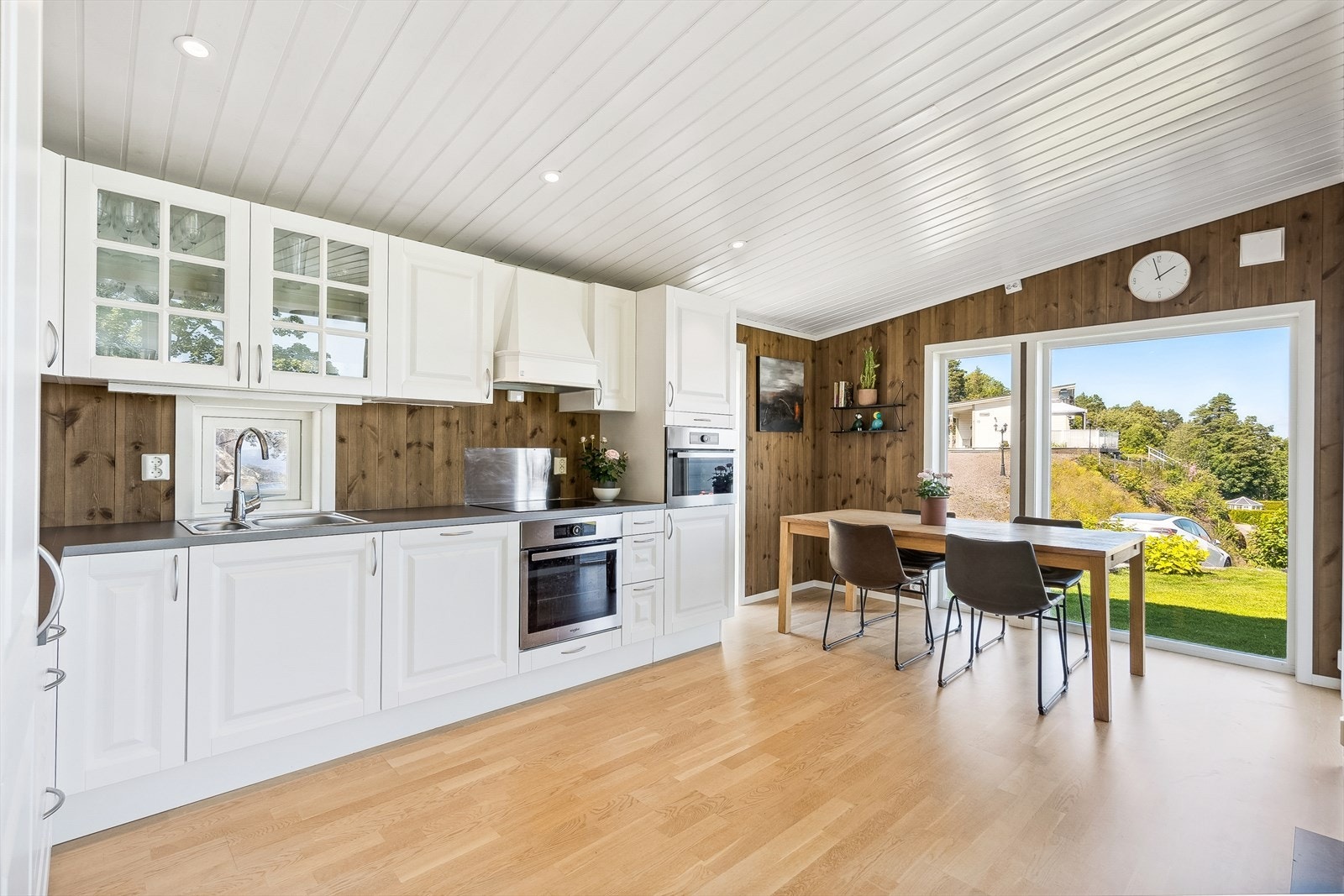 Det er god takhøyde i kjøkken/stue Galleribilde