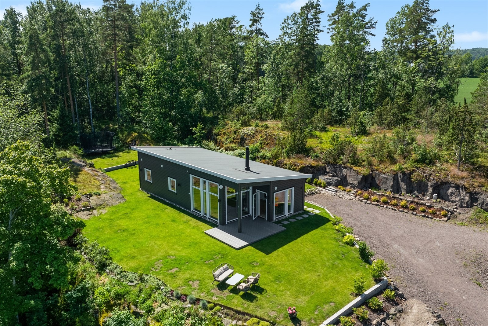 Usjenert og solrik tomt med god boltreplass for barna Galleribilde