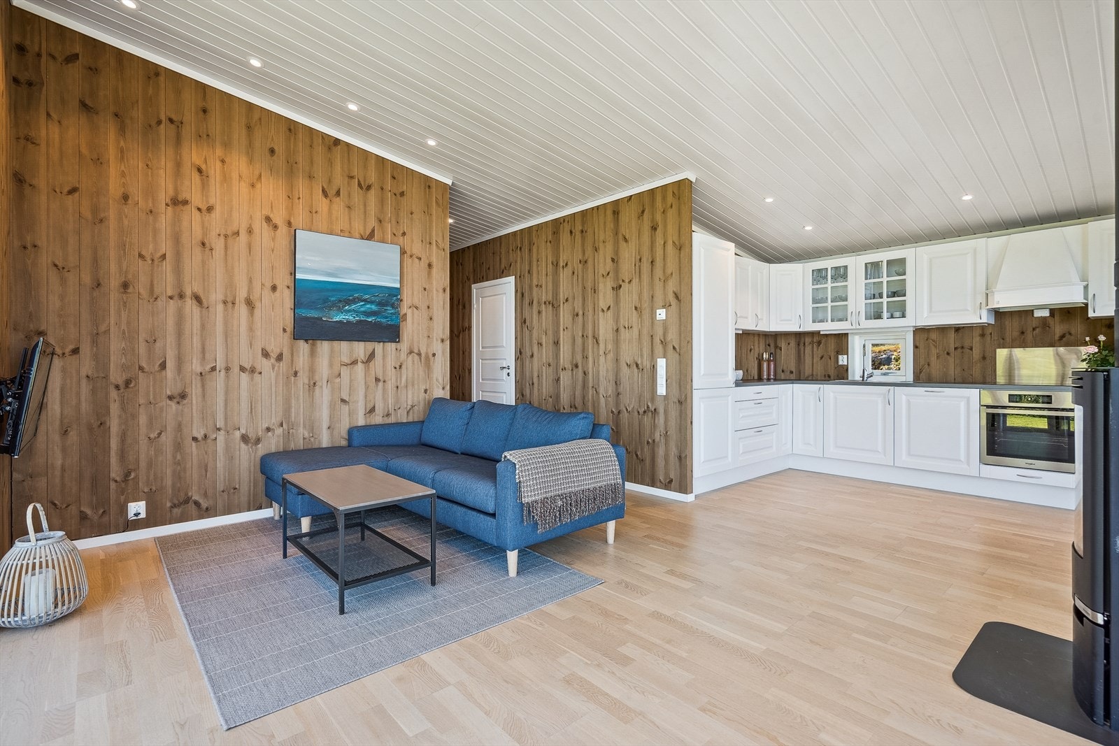 Stue og kjøkken er i åpen løsning med god plass til møblering Galleribilde