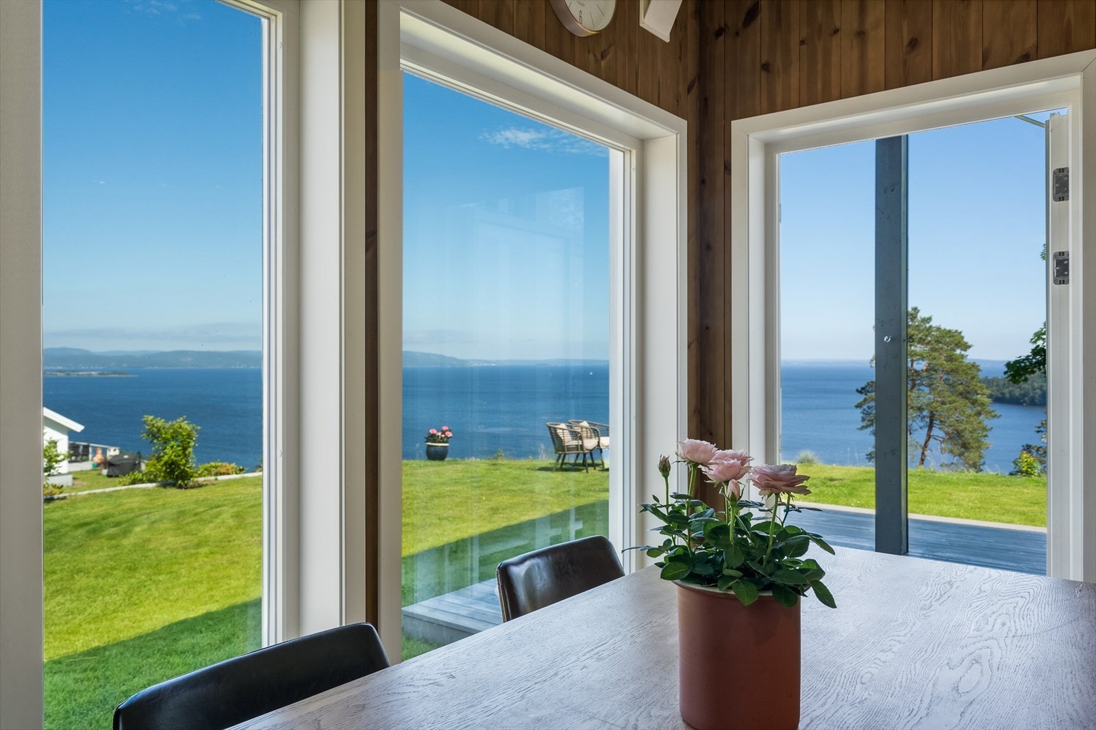 Flott utsikt fra spiseplassen på kjøkkenet og med utgang til terrasse Galleribilde