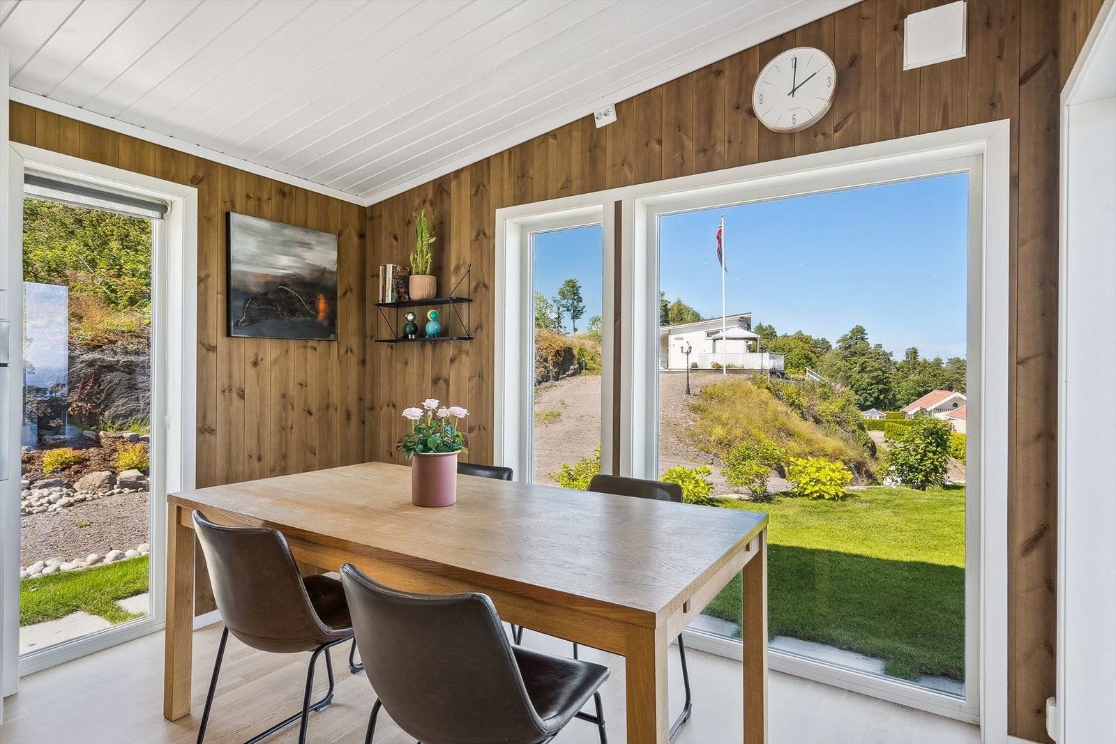 På kjøkkenet er det store vindusflater som slipper inn mye innlys Galleribilde