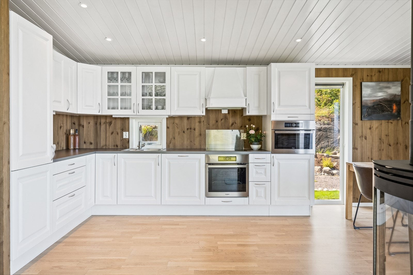 Det er integrert kjøleskap, oppvaskmaskin, stekeovn, platetopp og mikro. Galleribilde