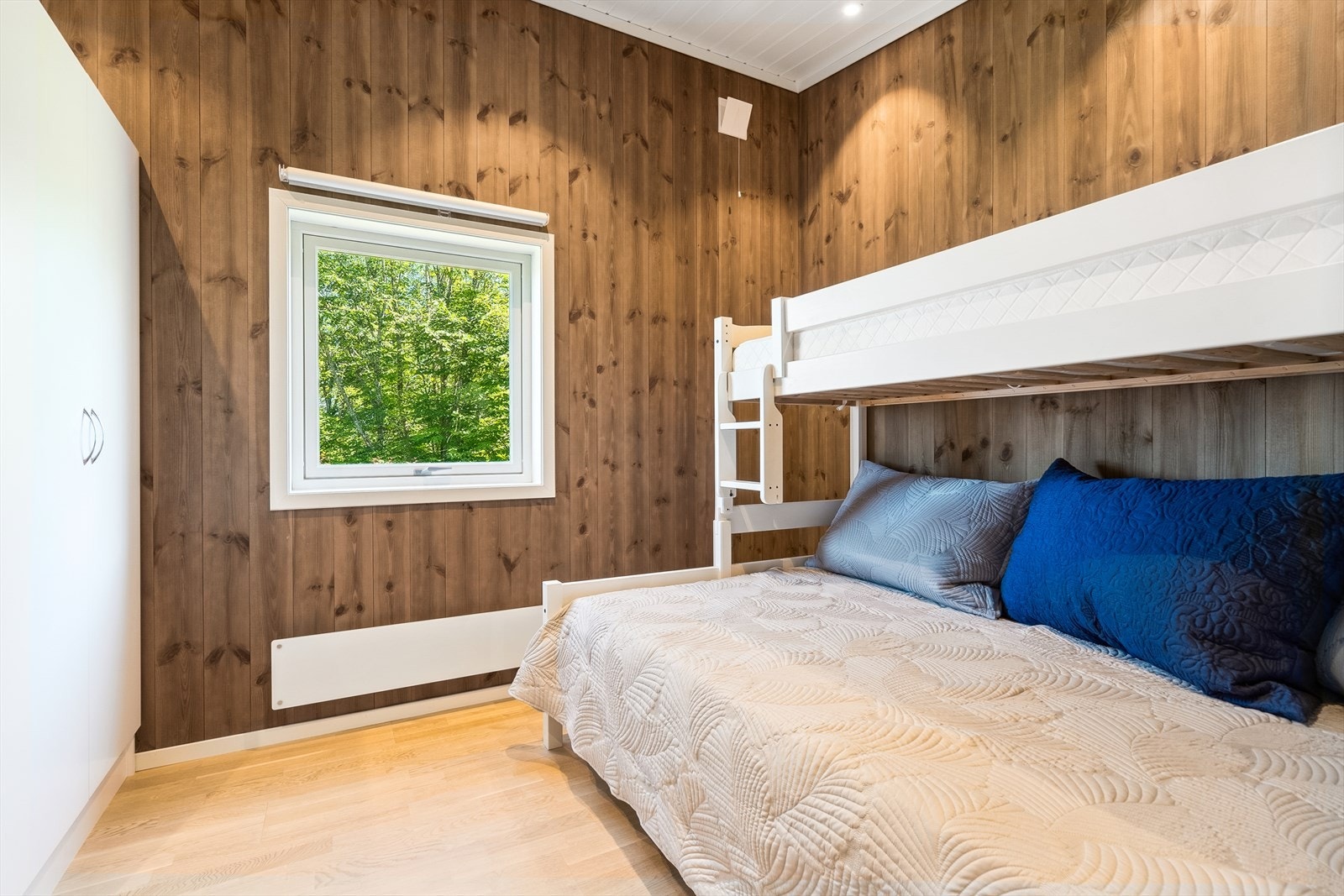 Garderobeskap medfølger Galleribilde