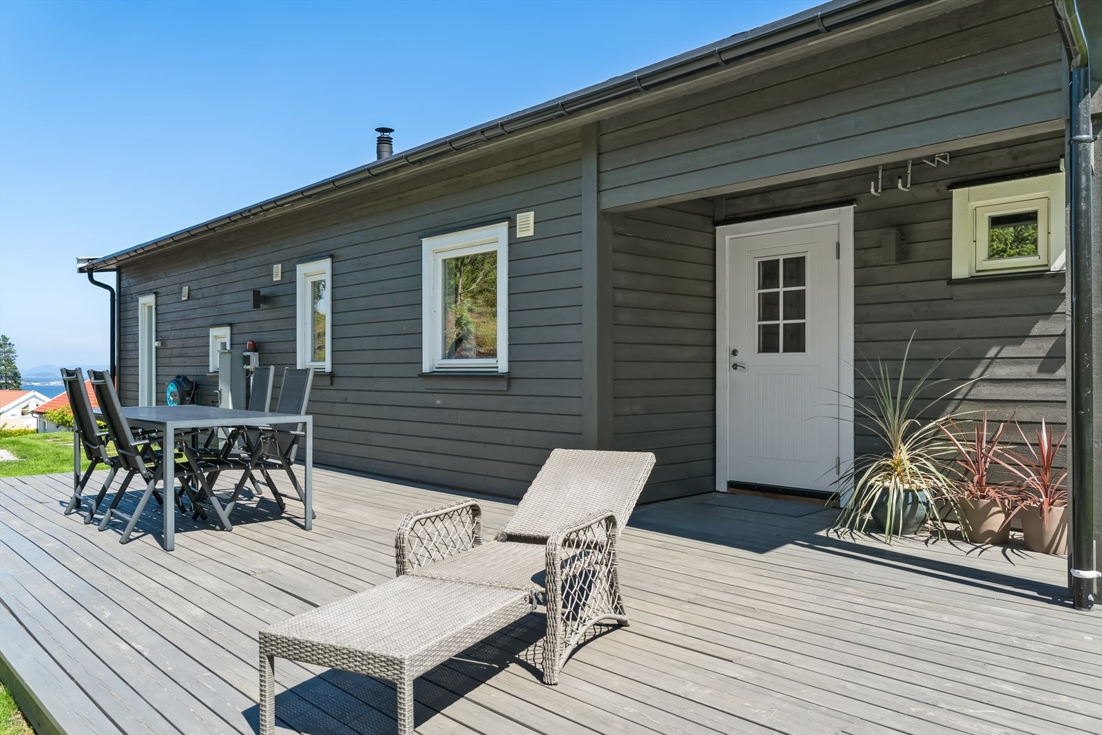 Vestvendt solrik uteplass ved inngangspartiet Galleribilde