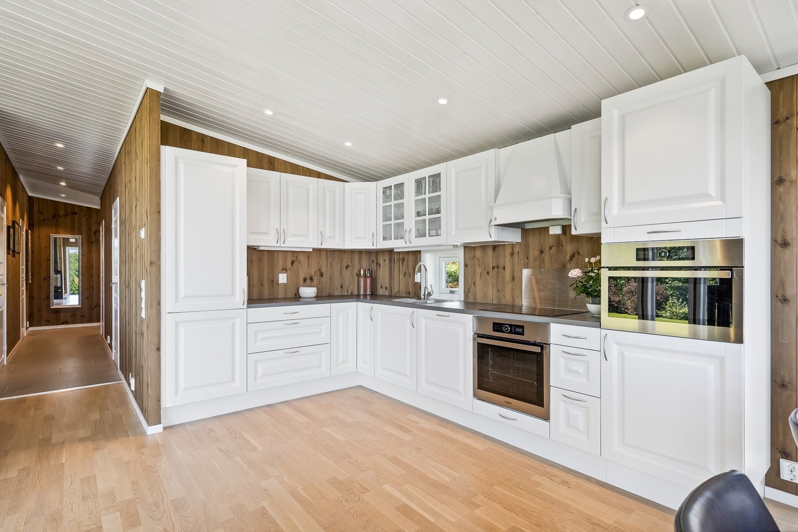 Kjøkkenet har lekker innredning med profilerte fronter og laminat benkeplate. Galleribilde