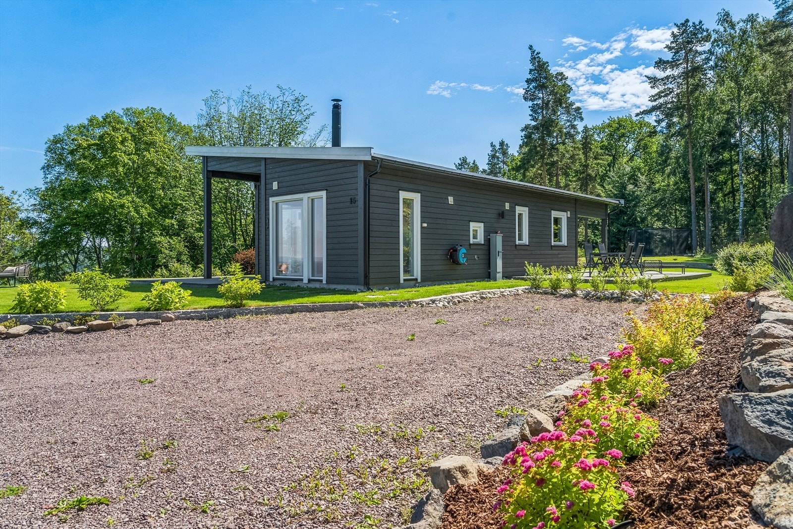 På tomten er det flere biloppstillingsplasser Galleribilde