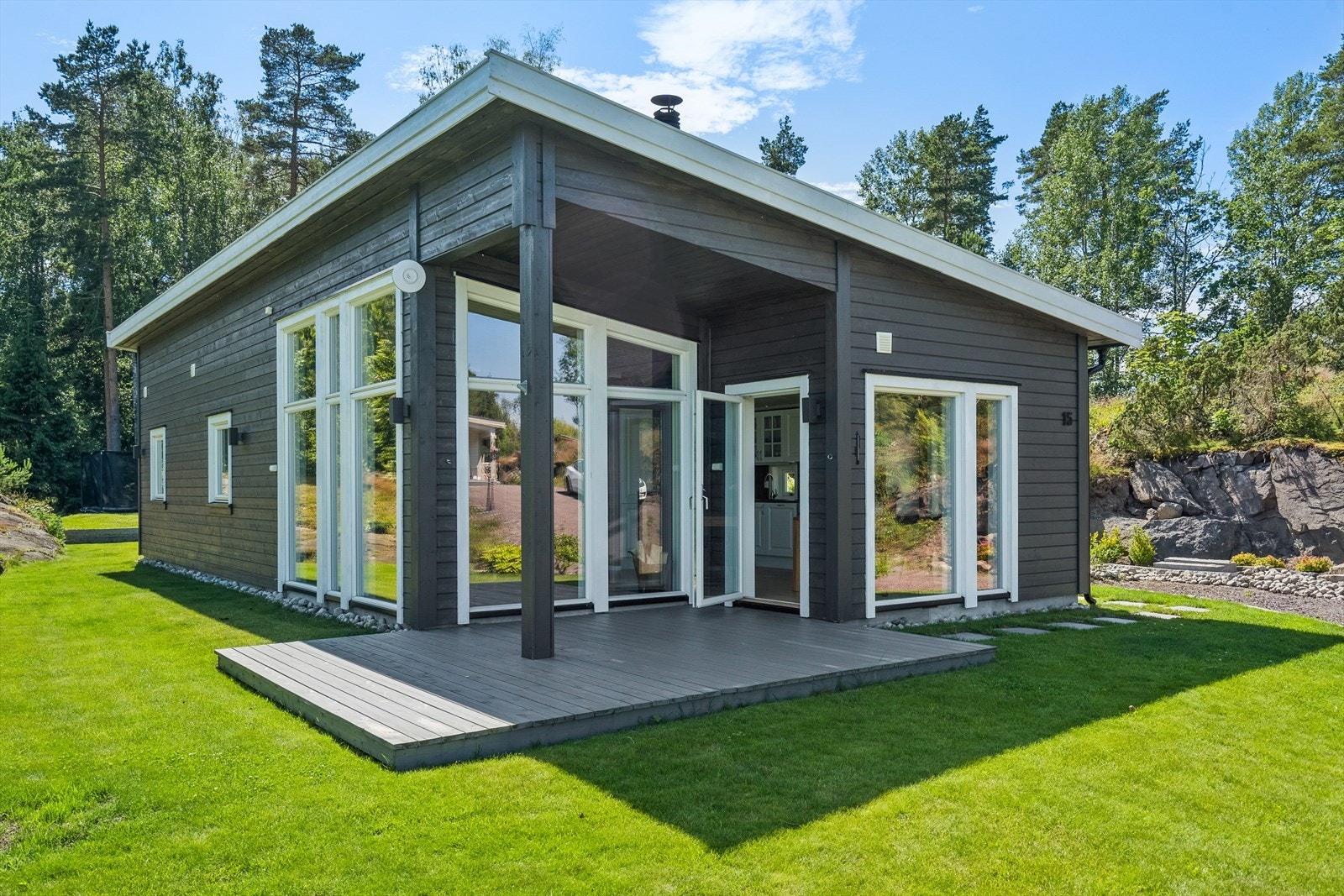 Koselig terrasse med utgang fra stue/kjøkken på 15 kvm Galleribilde