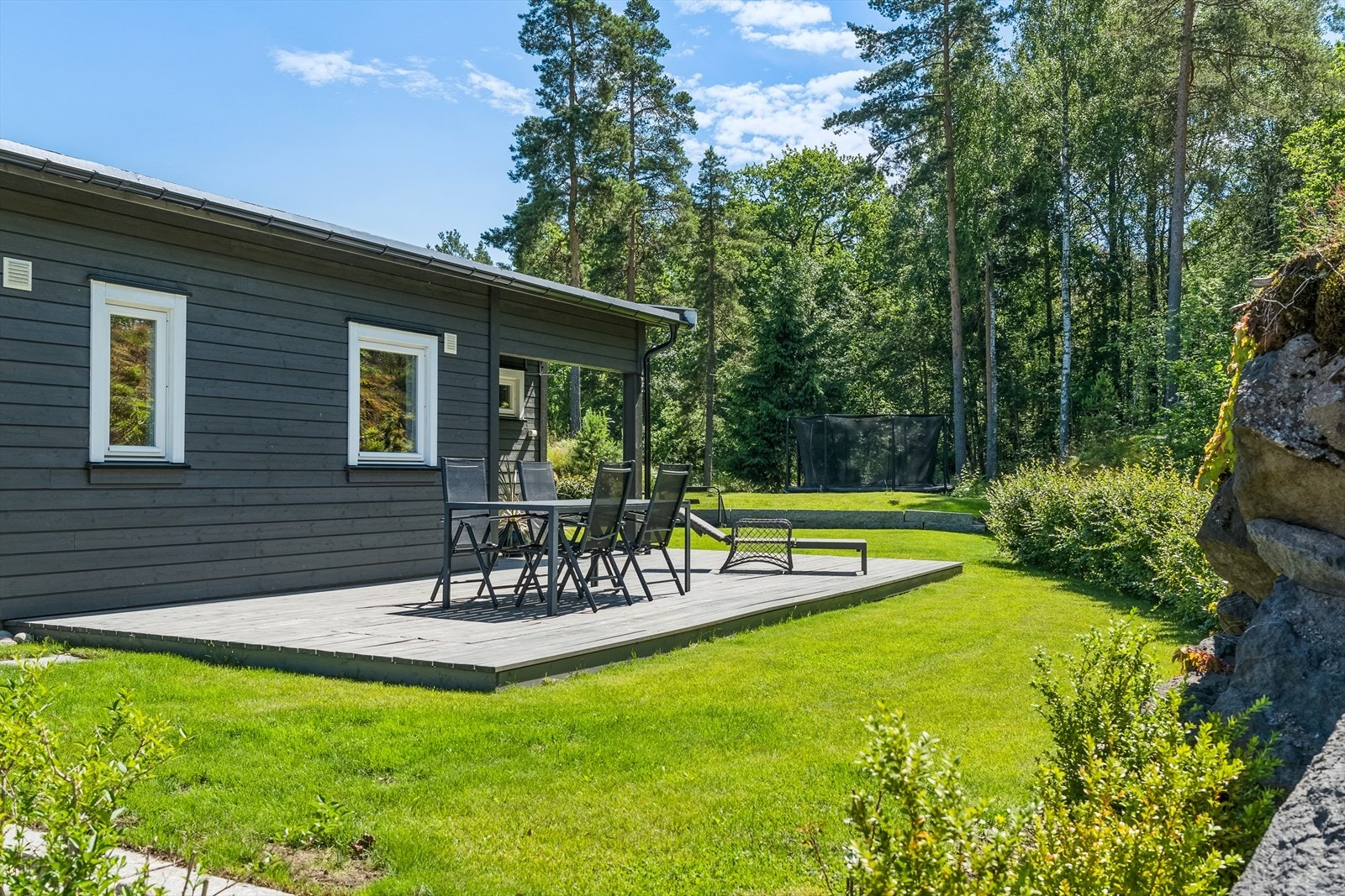 Terrassen er på 37 kvm så her er det god plass til hele familien Galleribilde