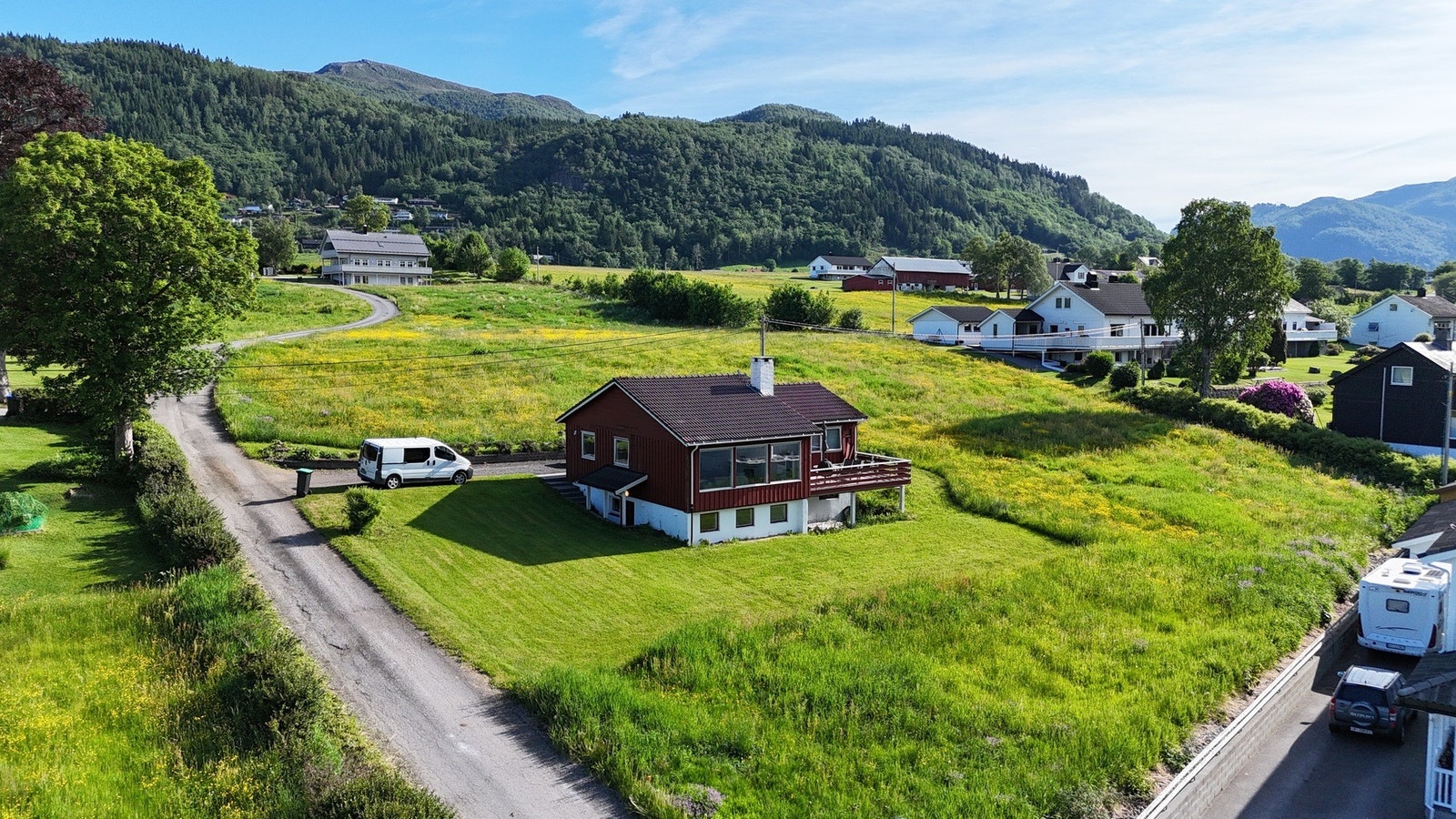 Tomtene har adkomst fra Dalevegen, via Sjurvegen. Galleribilde