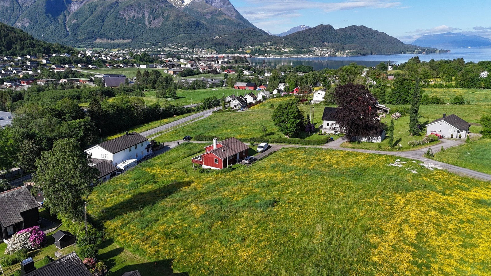 Tomteområdet har en sentrumsnær beliggenhet i Grebstaddalen, cirka 1 kilometer unna Sykkylven sentrum. Galleribilde