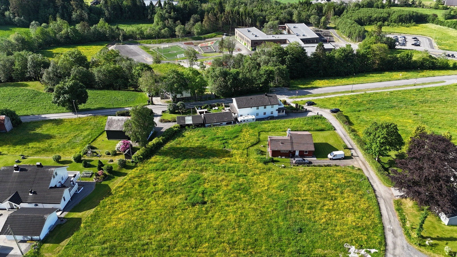 Fra tomtene er det kort gangavstand til den nye barneskolen. Galleribilde