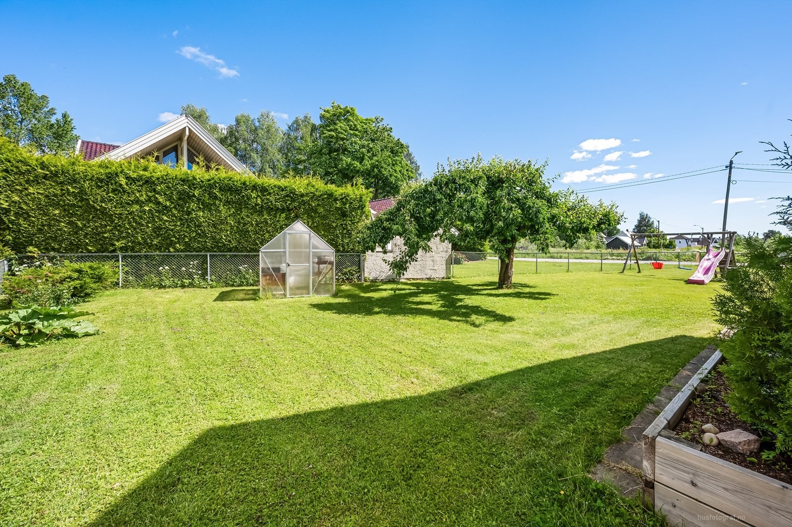 Lettstelt og stor hage med mange muligheter Galleribilde