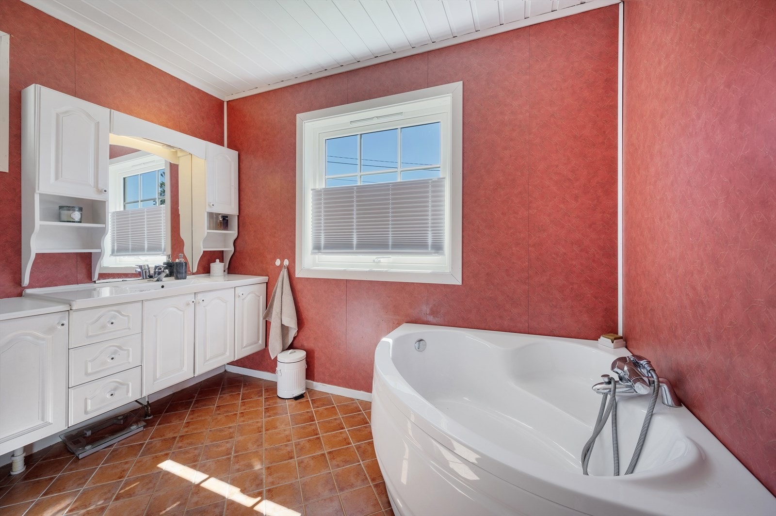 Bad med både badekar og dusjkabinett Galleribilde