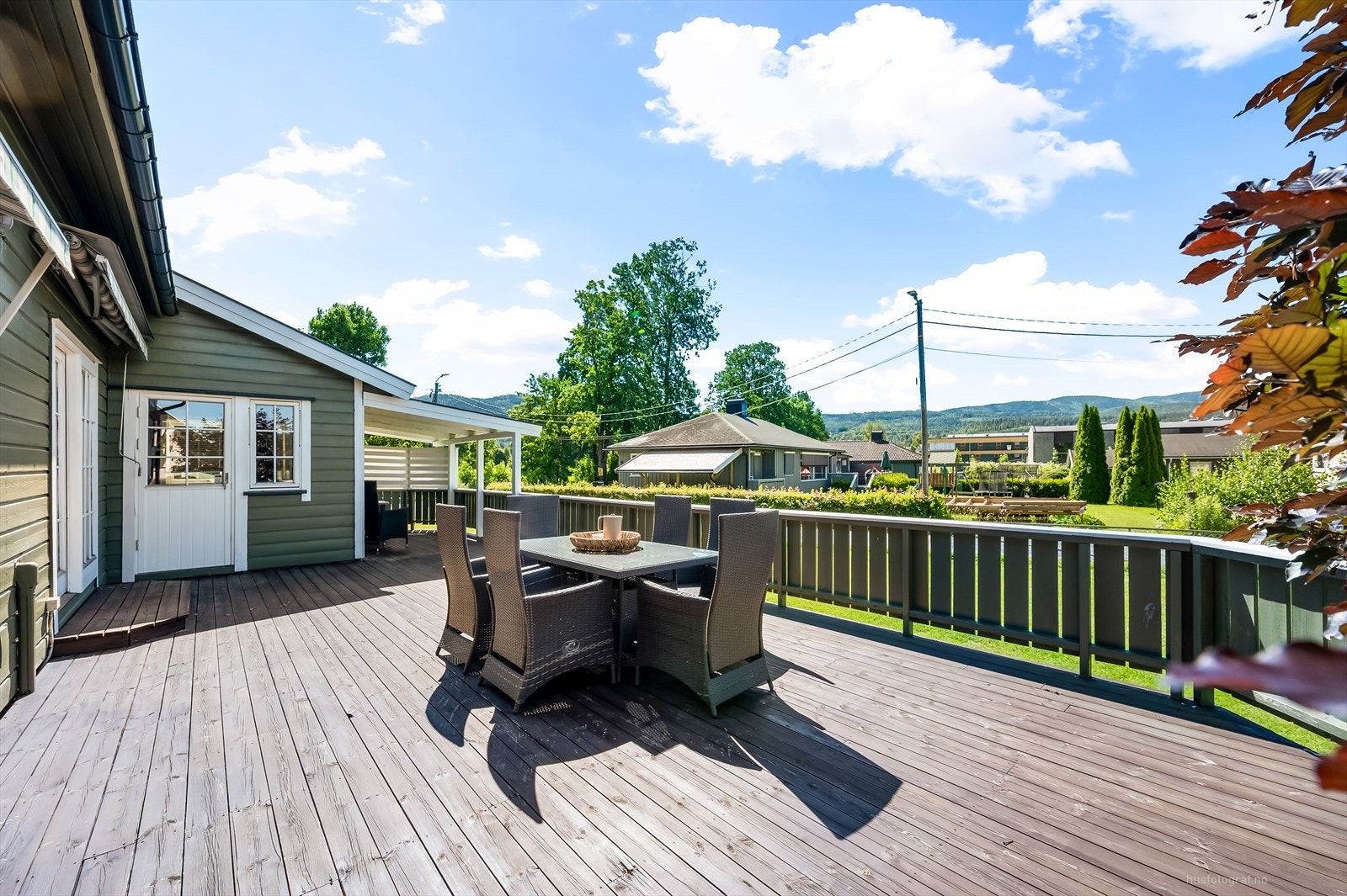 Stor terrasse rundt en side av huset Galleribilde