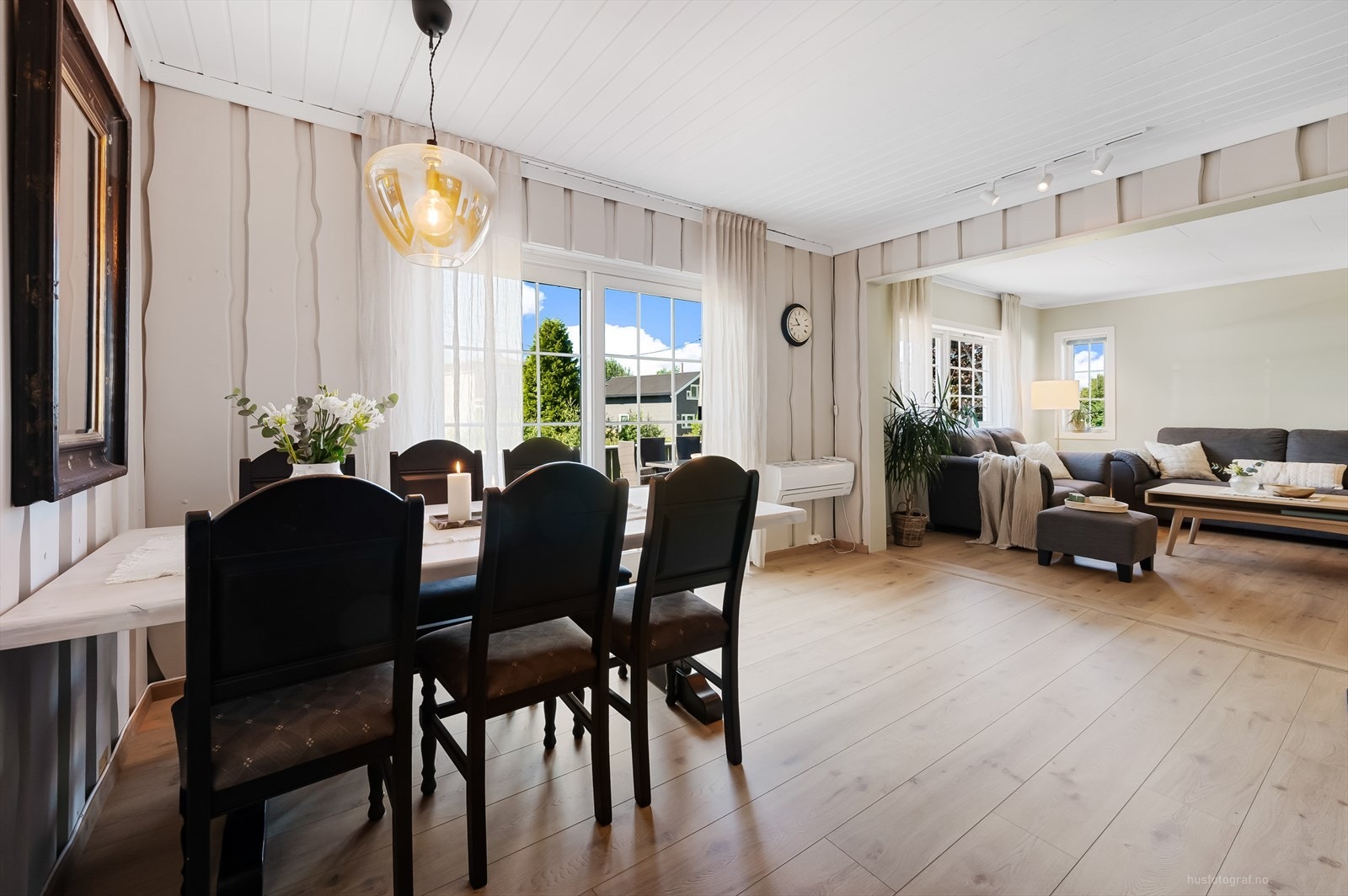 Spisestue med varmepumpe samt utgang til terrasse Galleribilde